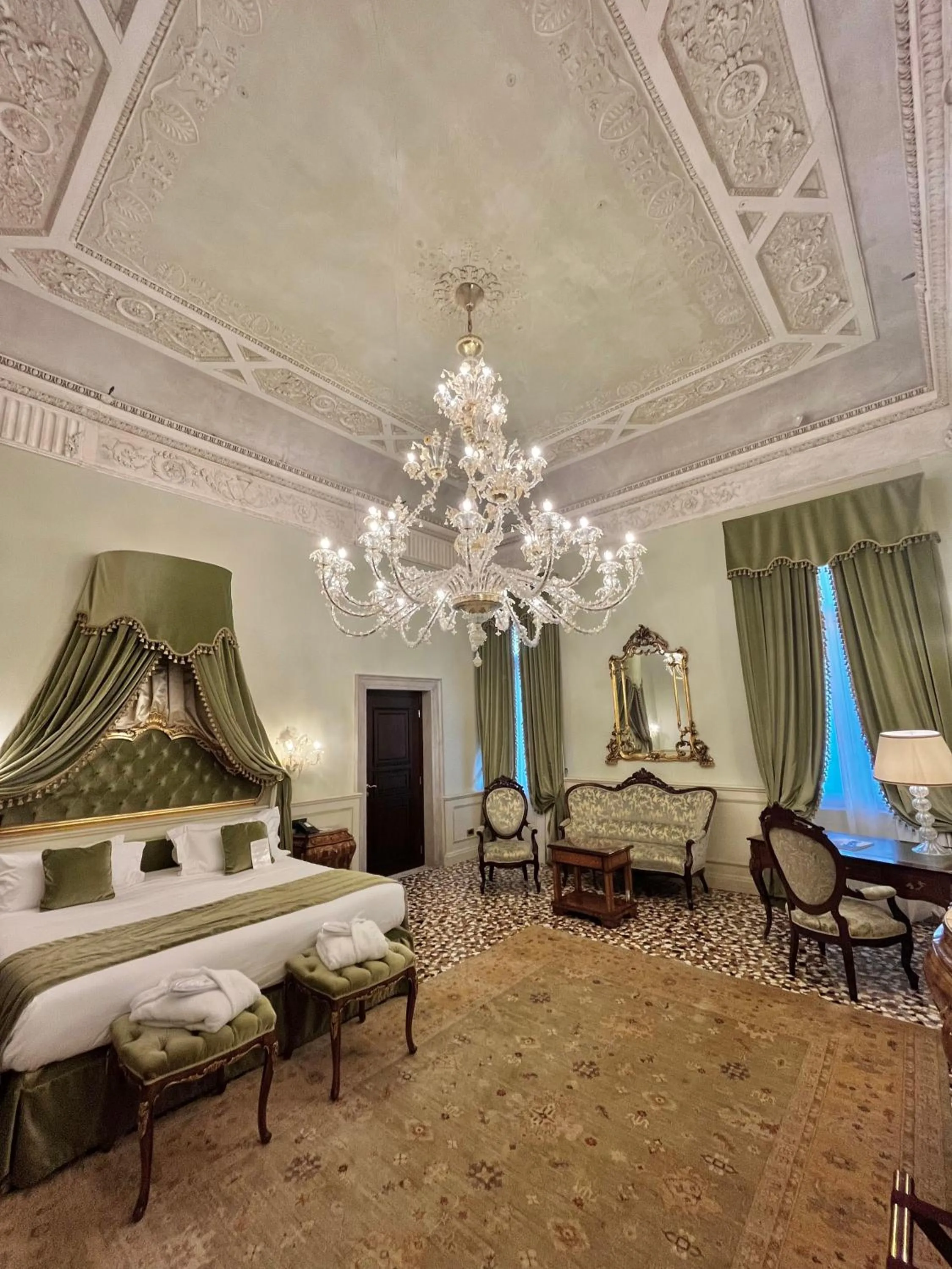 Photo of the whole room, Bed in Hotel Nani Mocenigo Palace