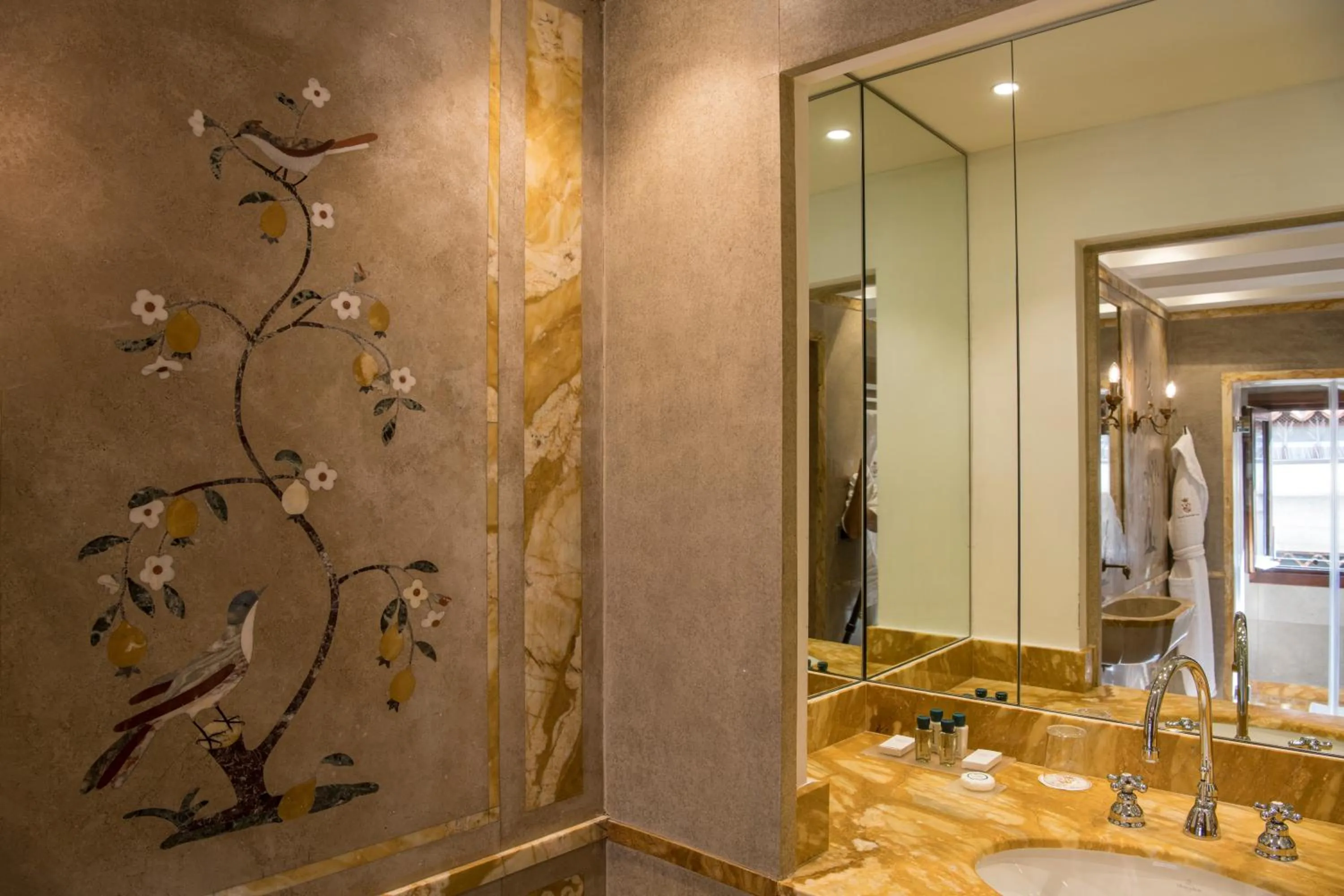 Bathroom in Hotel Nani Mocenigo Palace