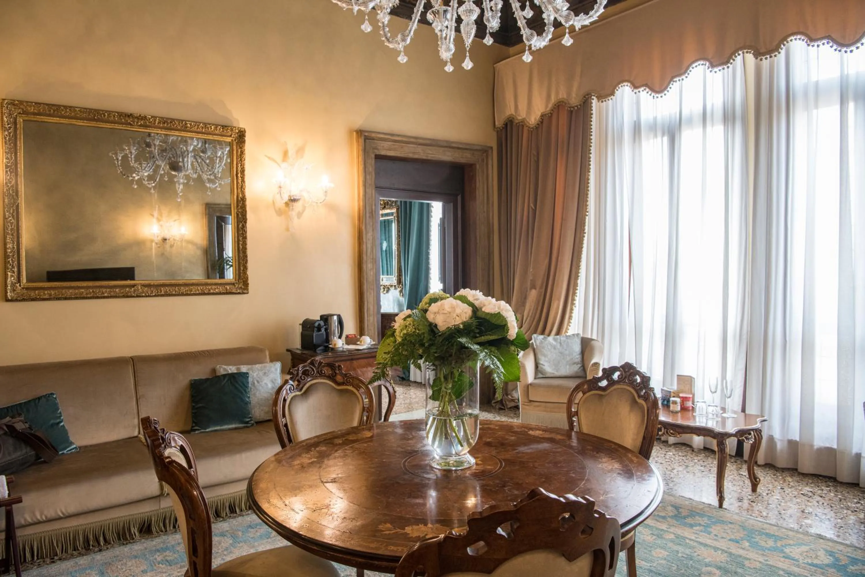 Living room in Hotel Nani Mocenigo Palace