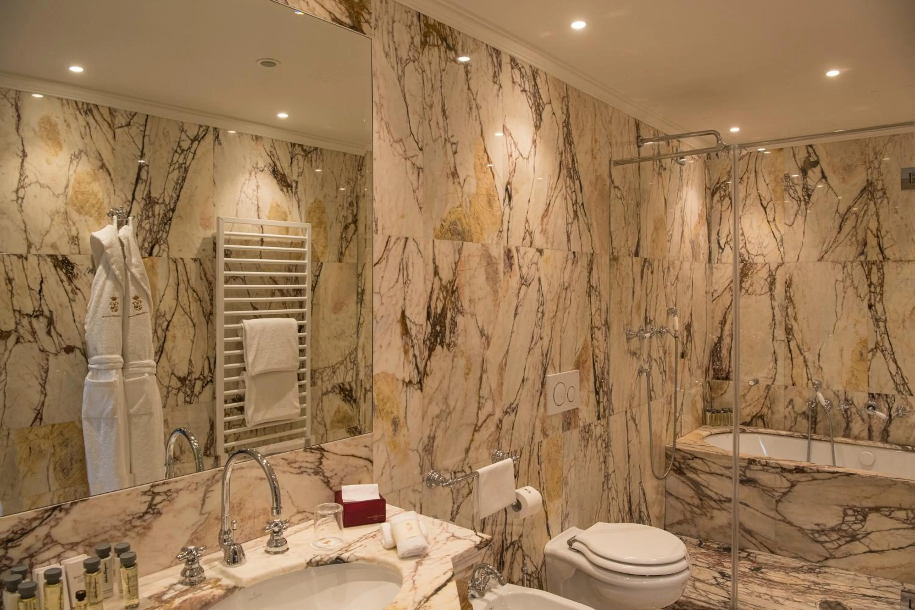 Bathroom in Hotel Nani Mocenigo Palace