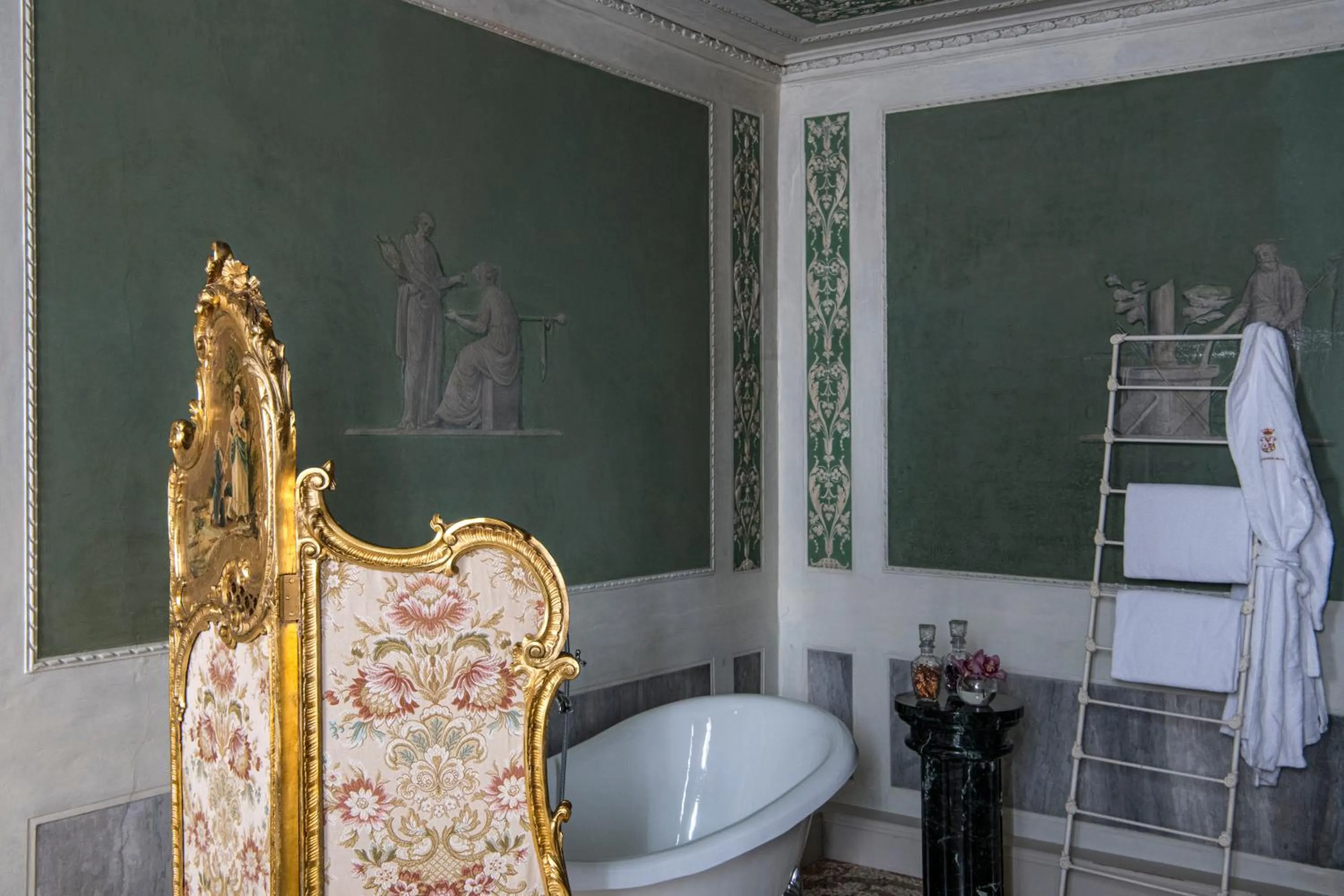 Bath in Hotel Nani Mocenigo Palace