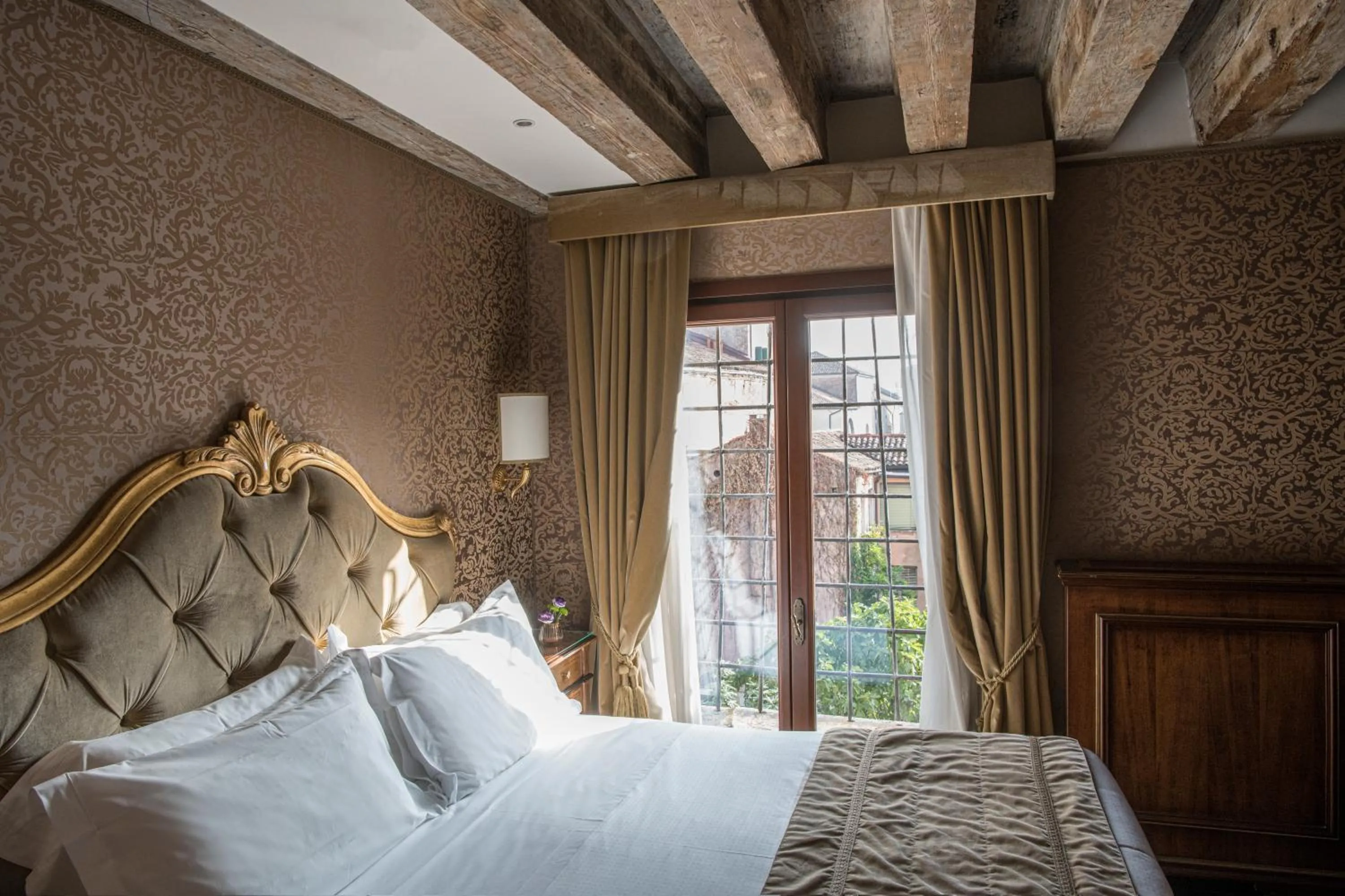 Photo of the whole room, Bed in Hotel Nani Mocenigo Palace