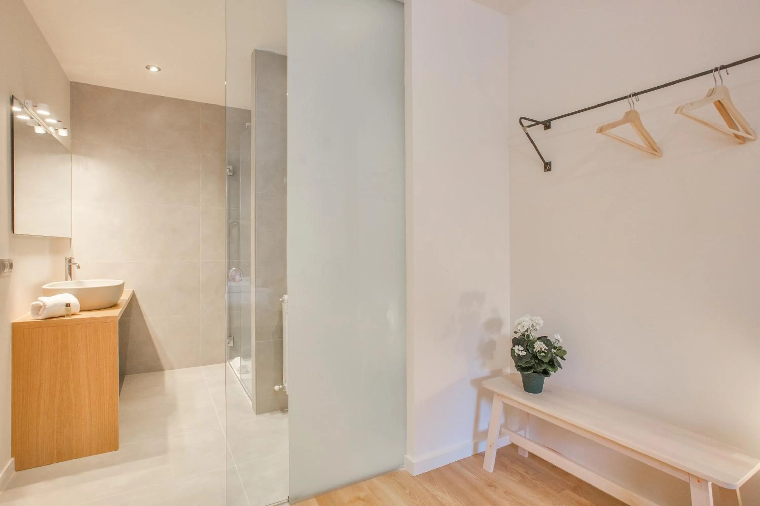 Shower, Bed in Flateli Plaça Catalunya 1-2