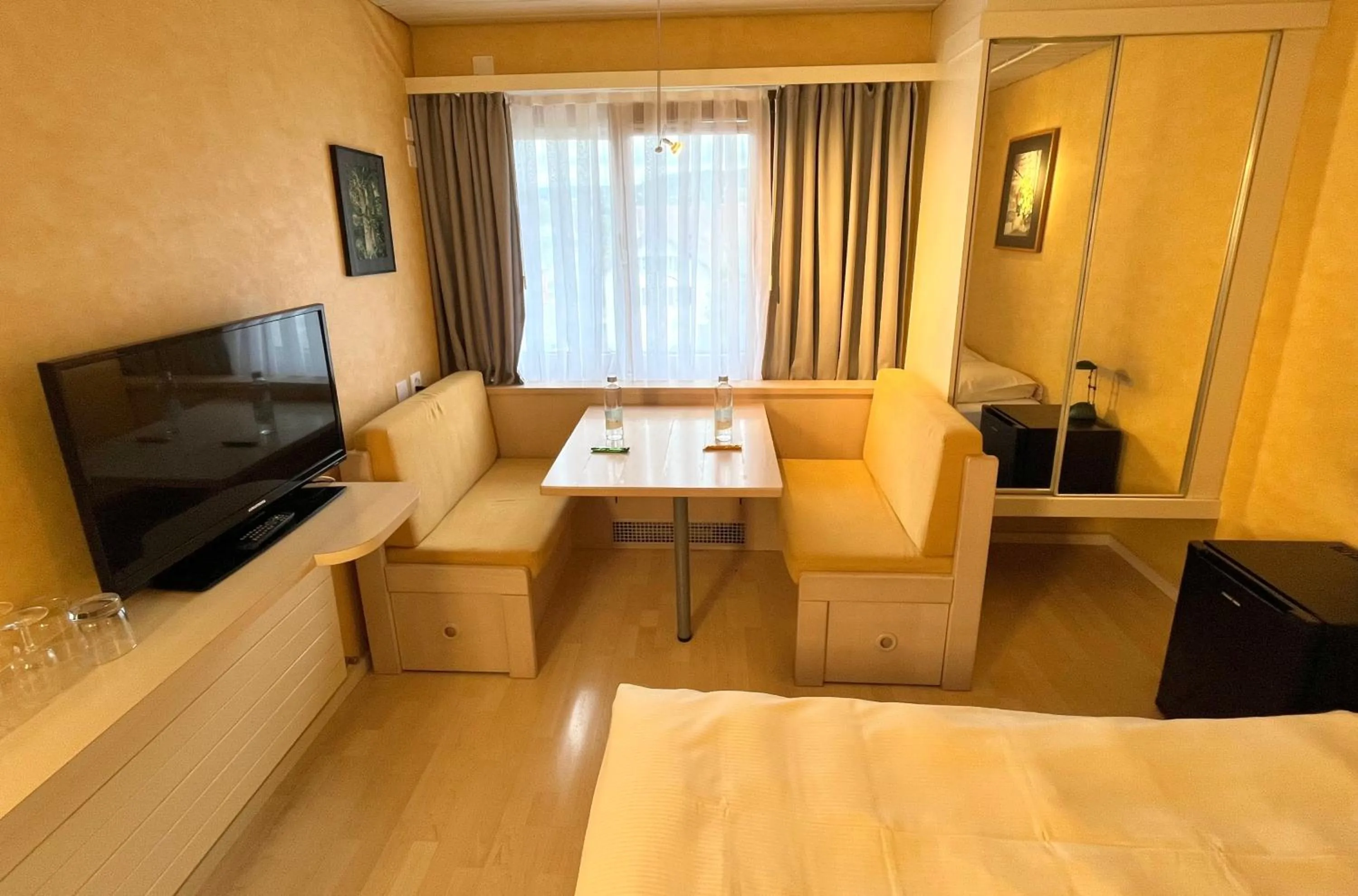 Photo of the whole room, Bed in Seiler's Hotel