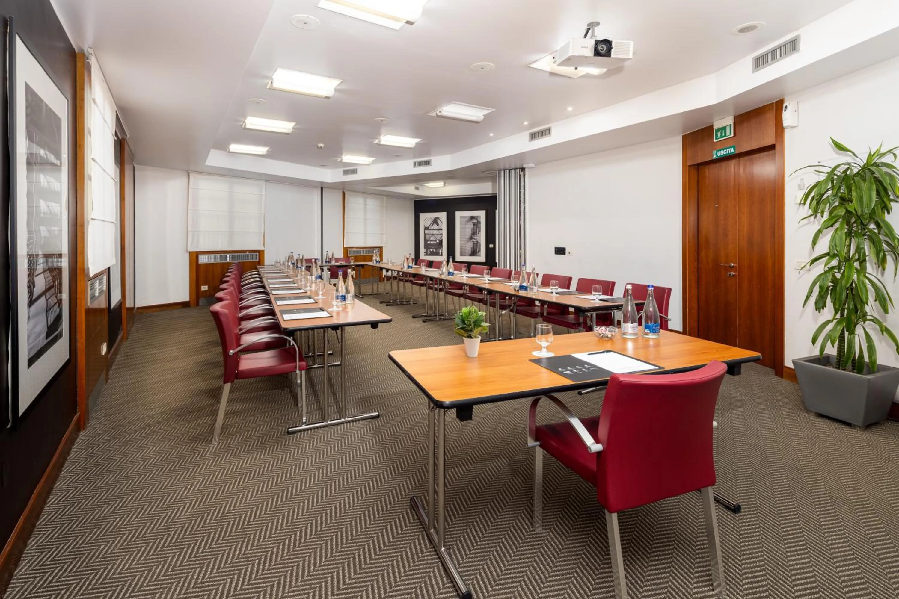 Meeting/conference room in Holiday Inn Milan Garibaldi Station by IHG