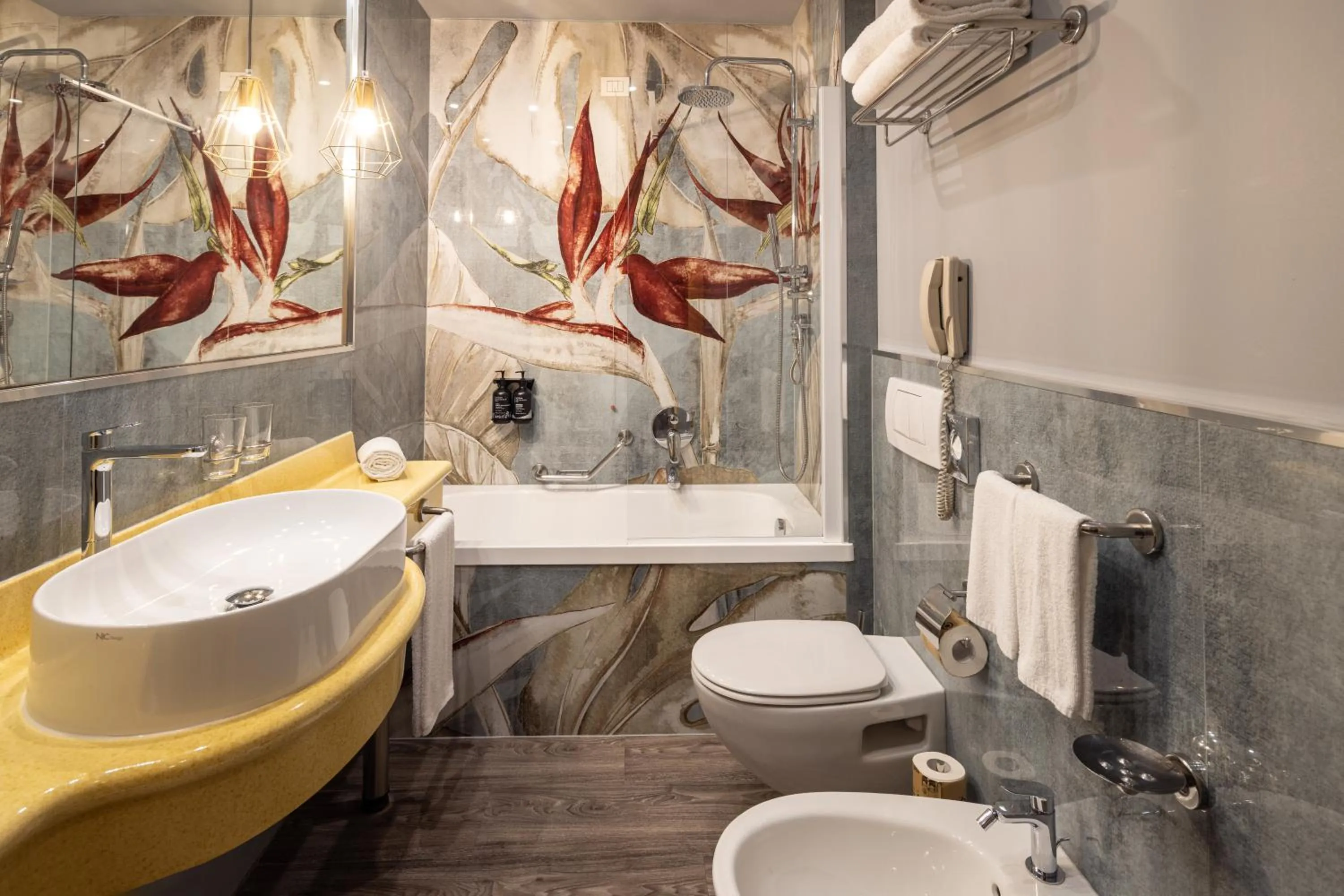 Bath in Holiday Inn Milan Garibaldi Station by IHG