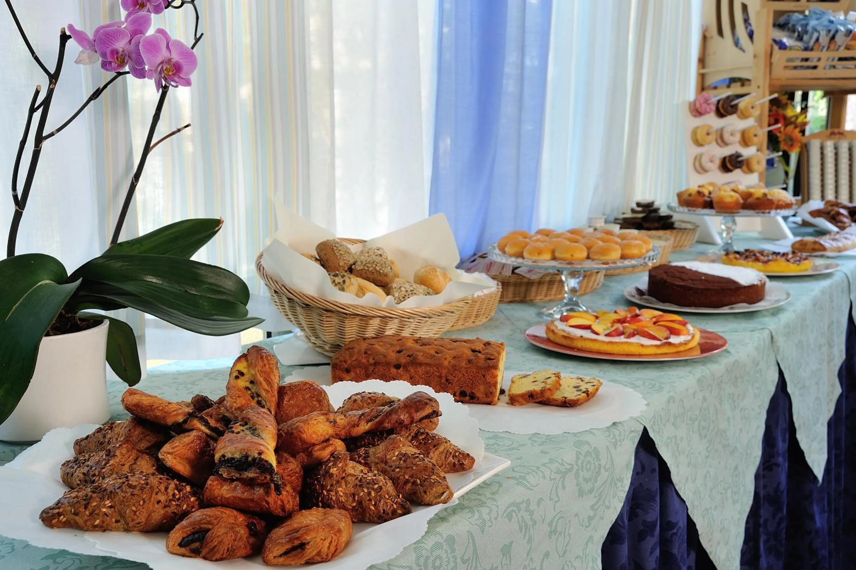 Buffet breakfast in Hotel Suisse