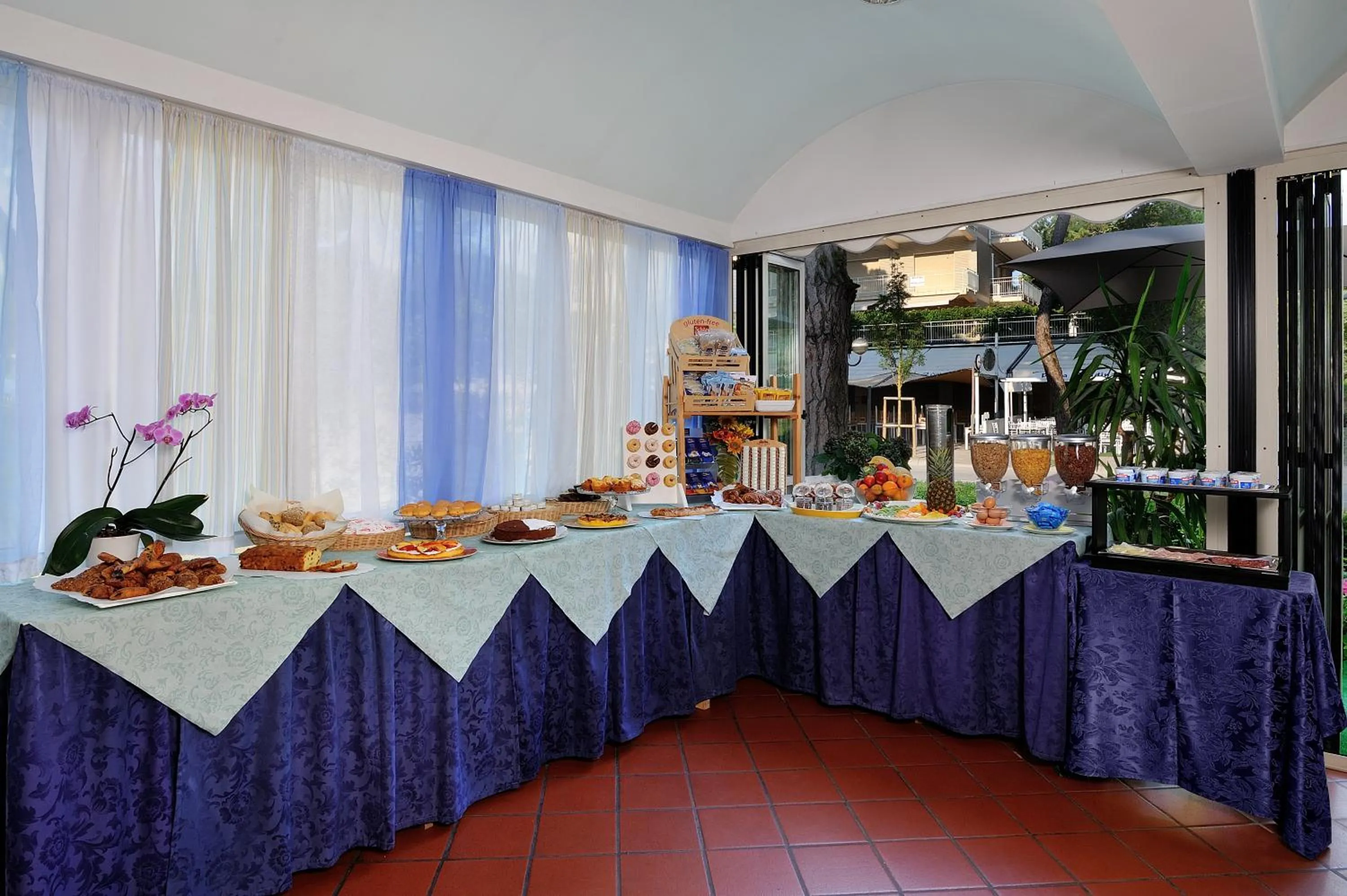 Buffet breakfast in Hotel Suisse