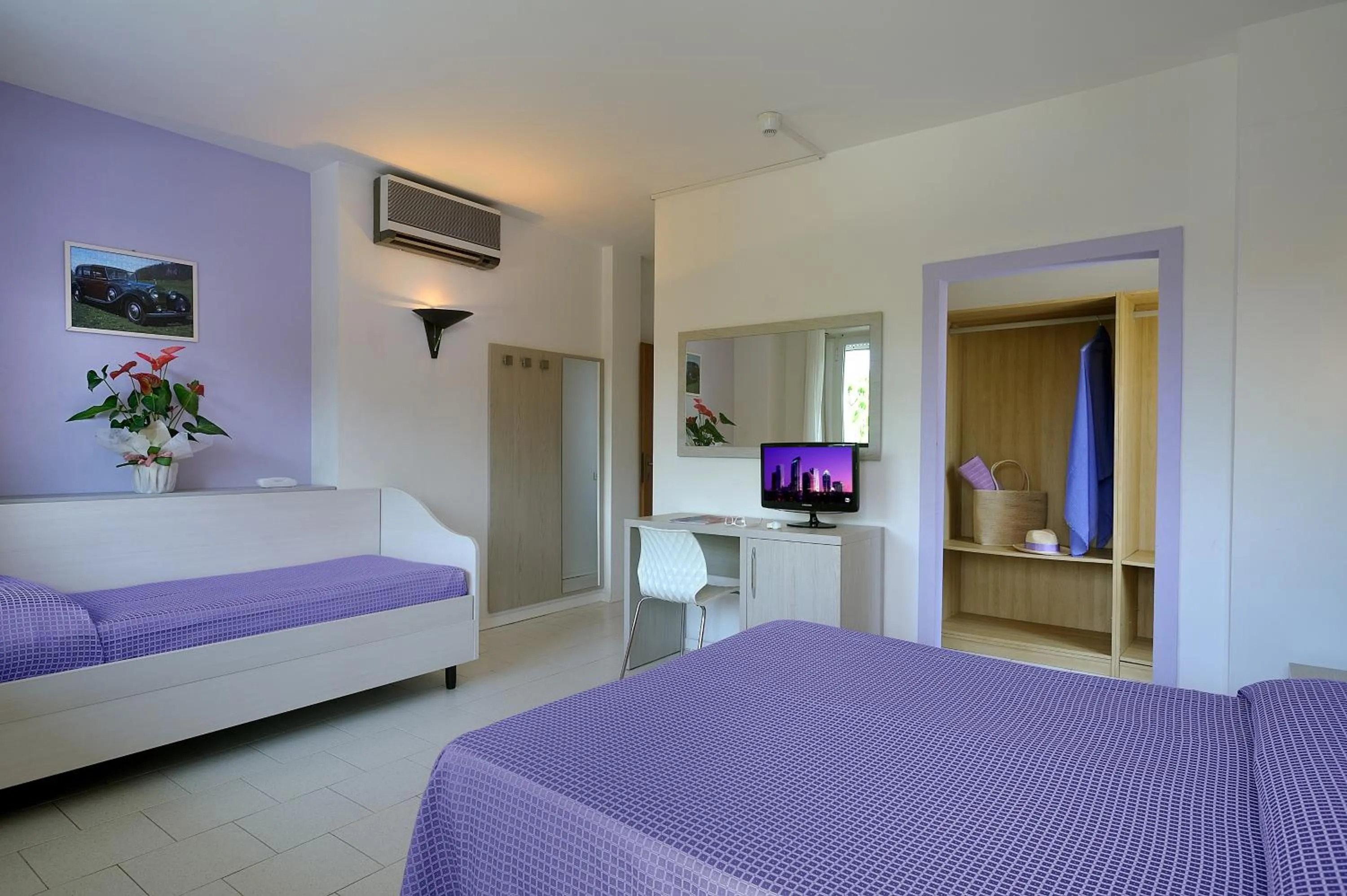 Photo of the whole room in Hotel Suisse