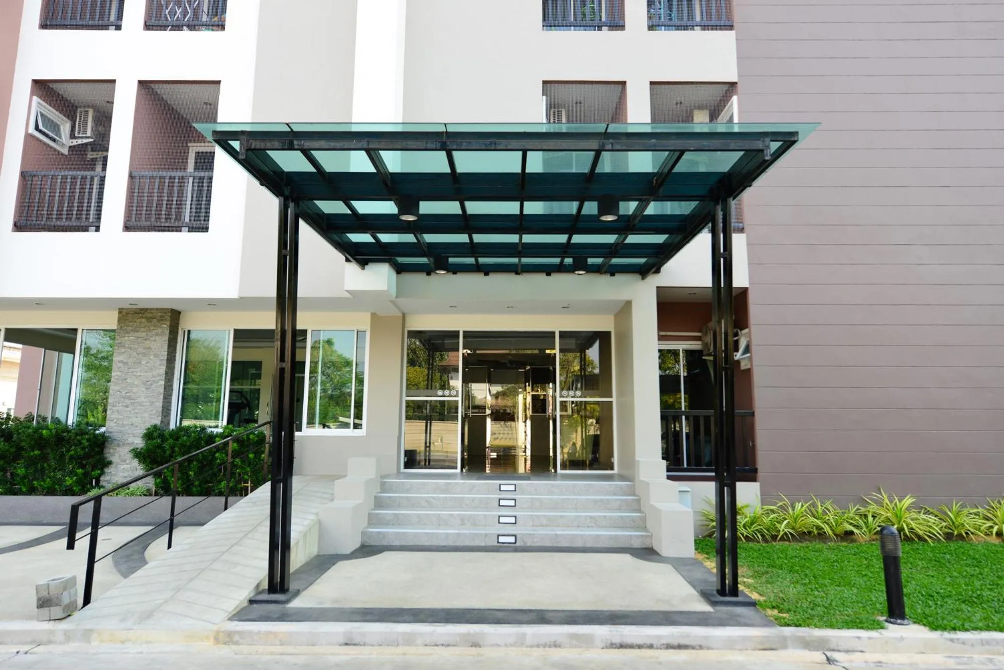 Facade/entrance in Baan Lamoon