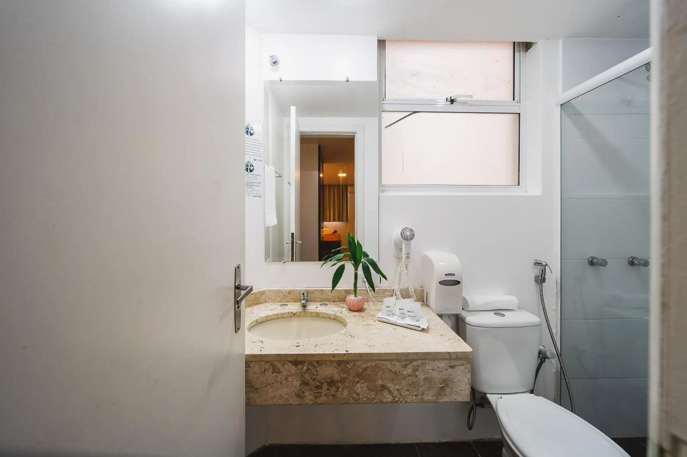 Bathroom in Hotel Dan Inn Curitiba Centro By Nacional Inn