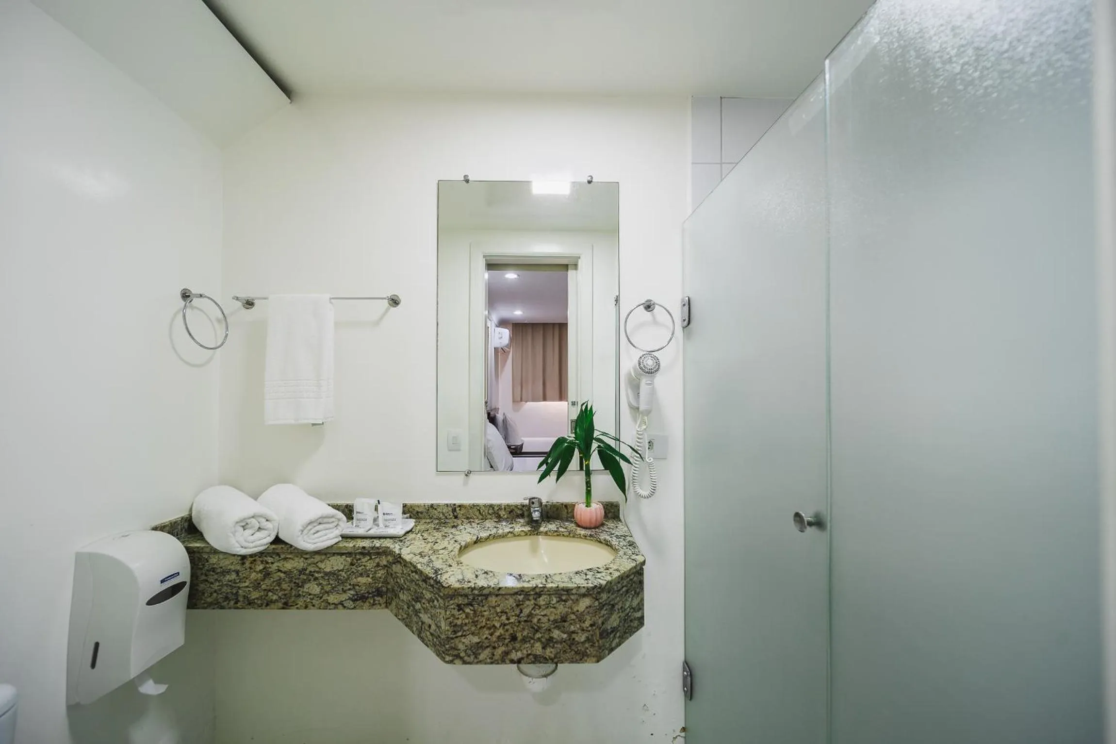 Bathroom in Hotel Dan Inn Curitiba Centro By Nacional Inn