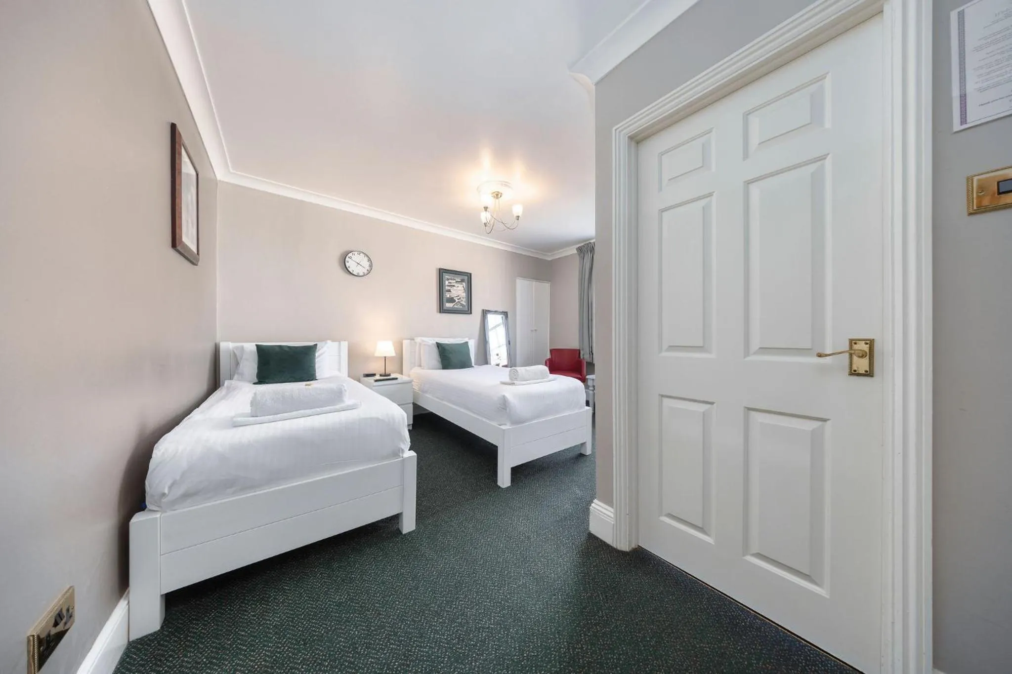 Bedroom, Bed in The Grapes Pub