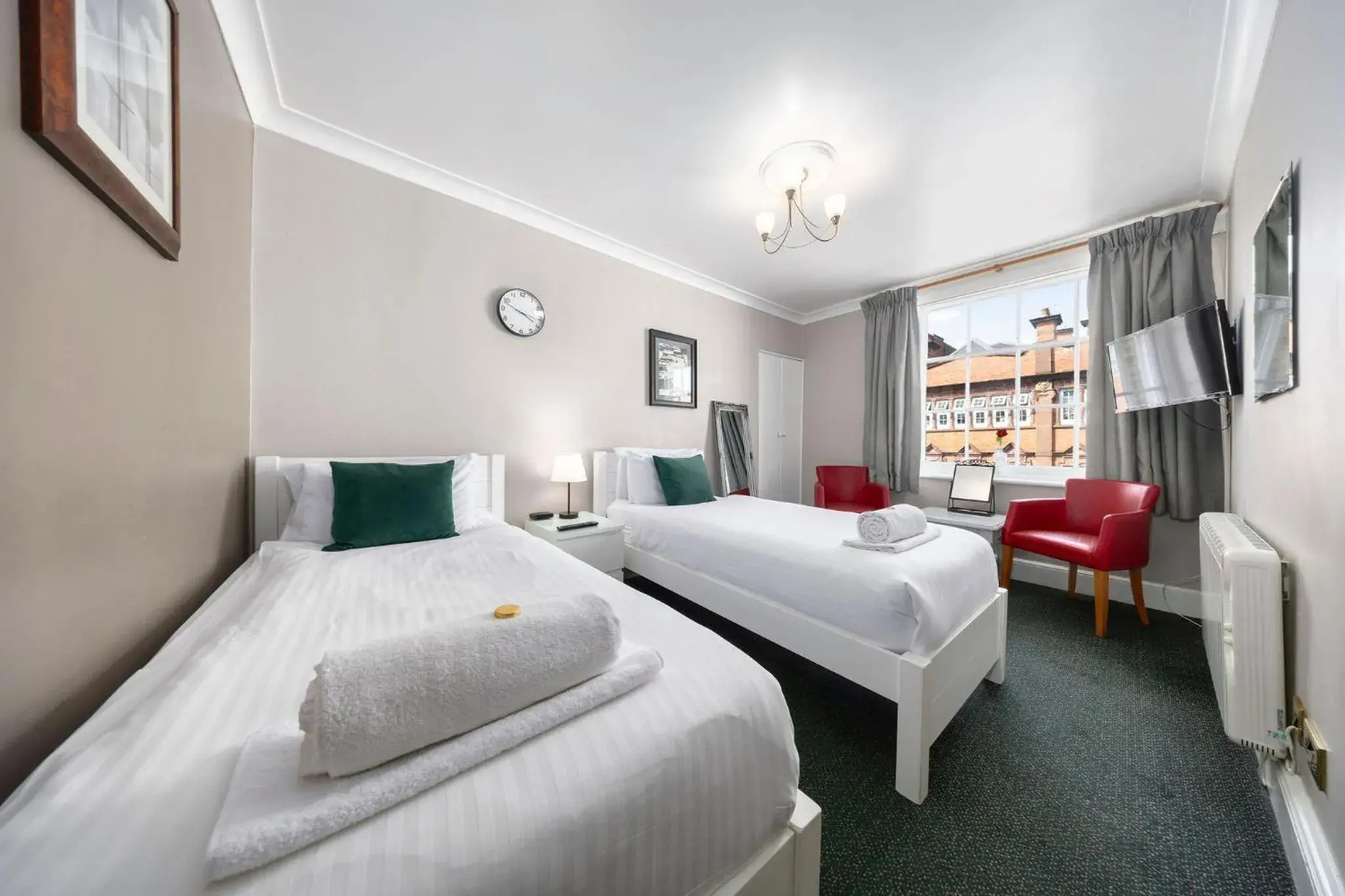 Twin Room with Private Bathroom in The Grapes Pub Twin Room with Private Bathroom in The Grapes Pub