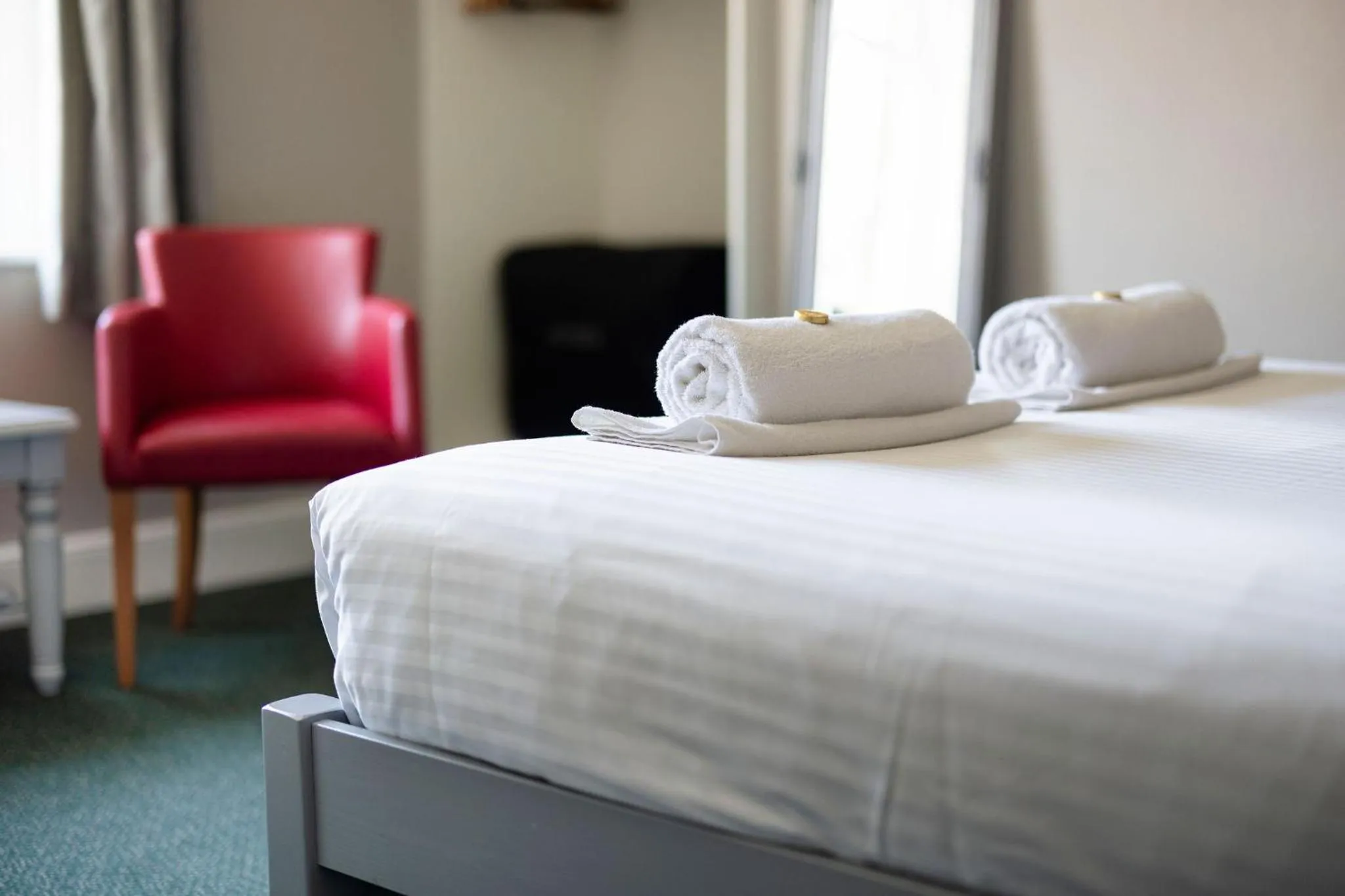 Bedroom, Bed in The Grapes Pub