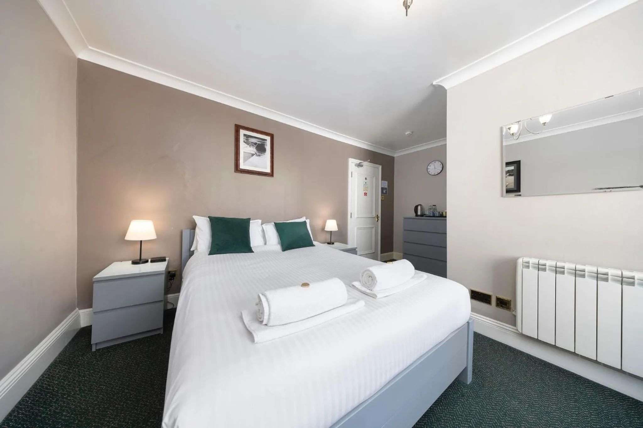 Bedroom, Bed in The Grapes Pub