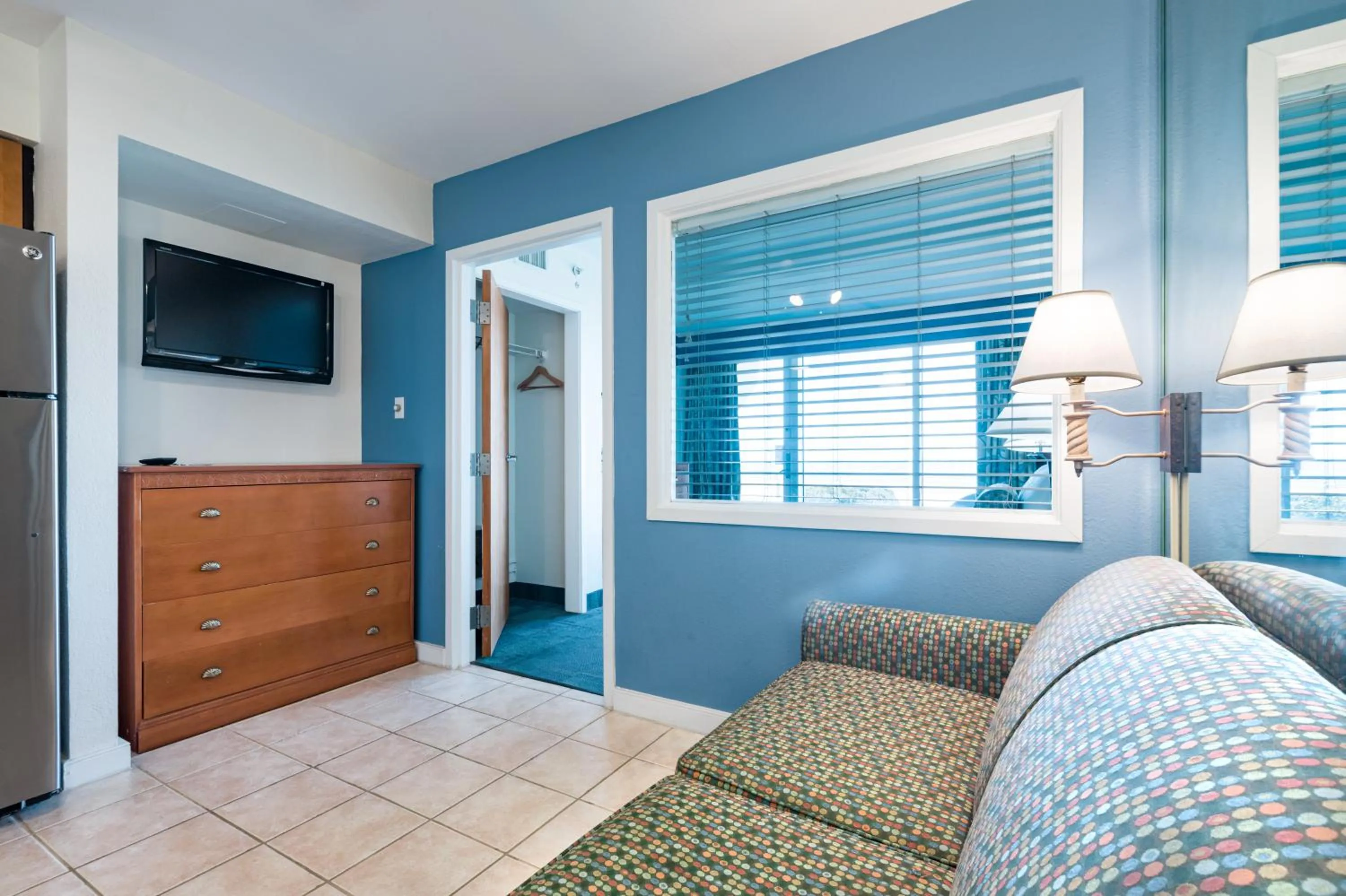 TV and multimedia, Bed in Ocean Sands Resort, Oceanfront, Virginia Beach by Vacatia