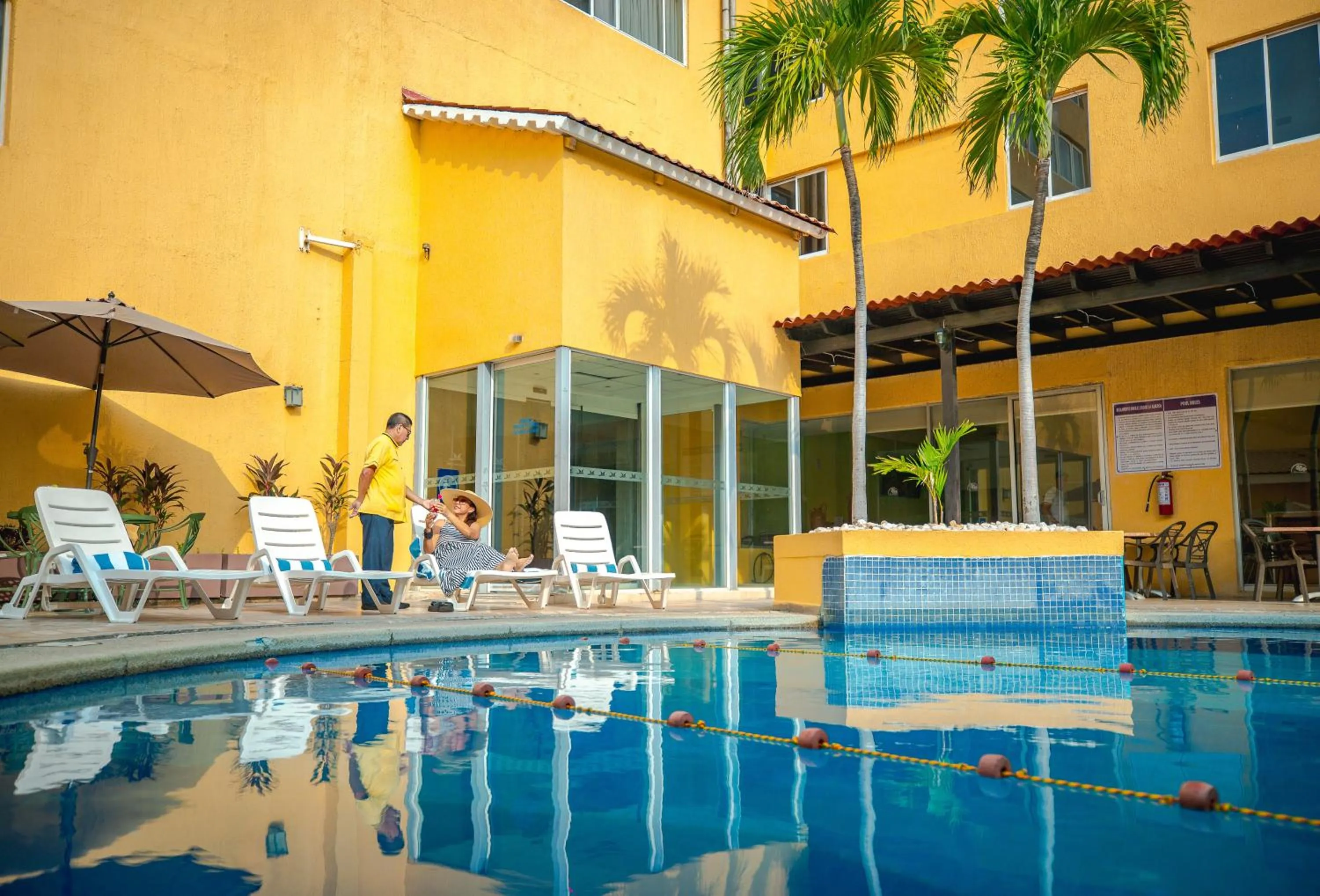 Swimming pool in Hotel Hostal de Cortés
