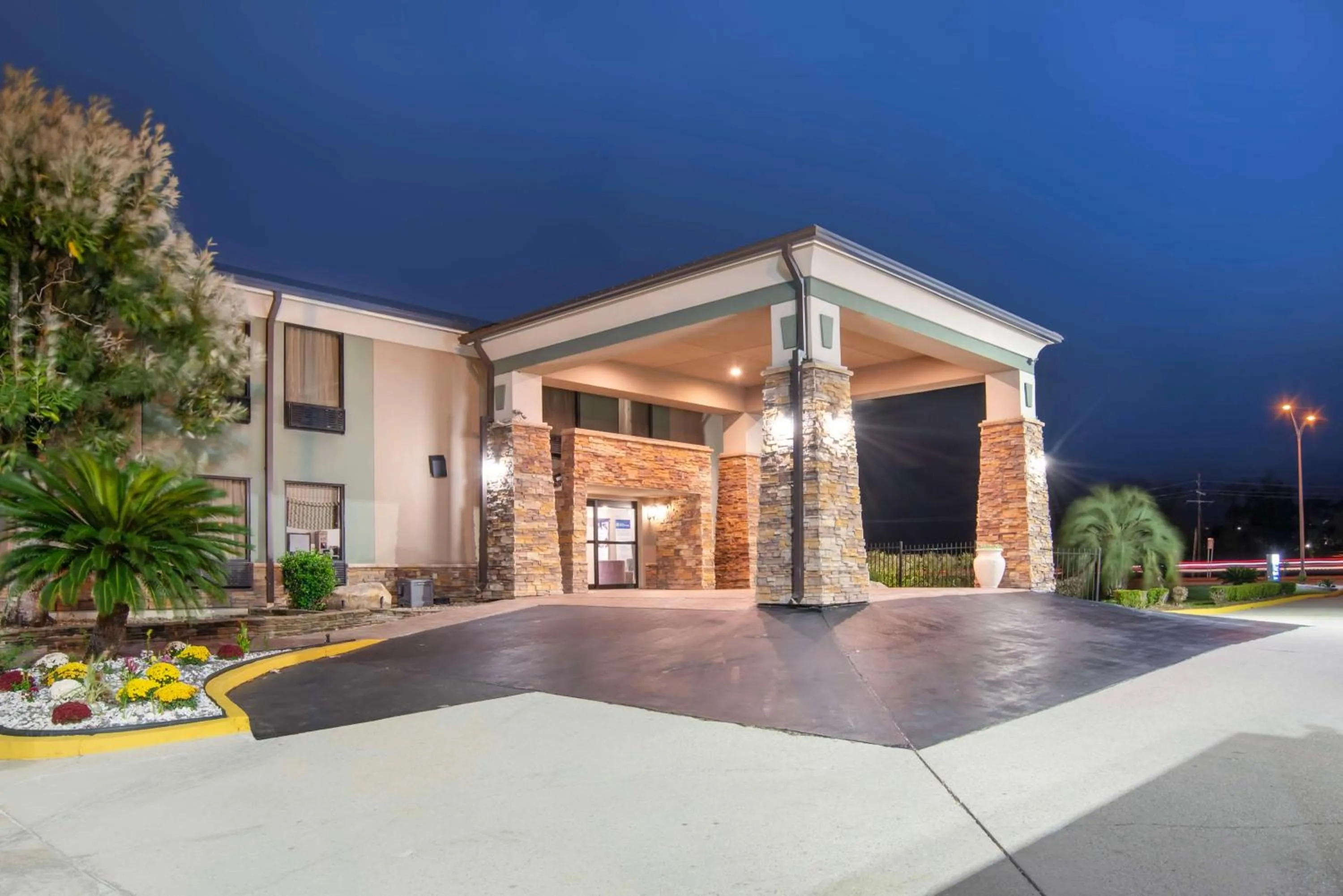 Property building in Best Western Bayou Inn