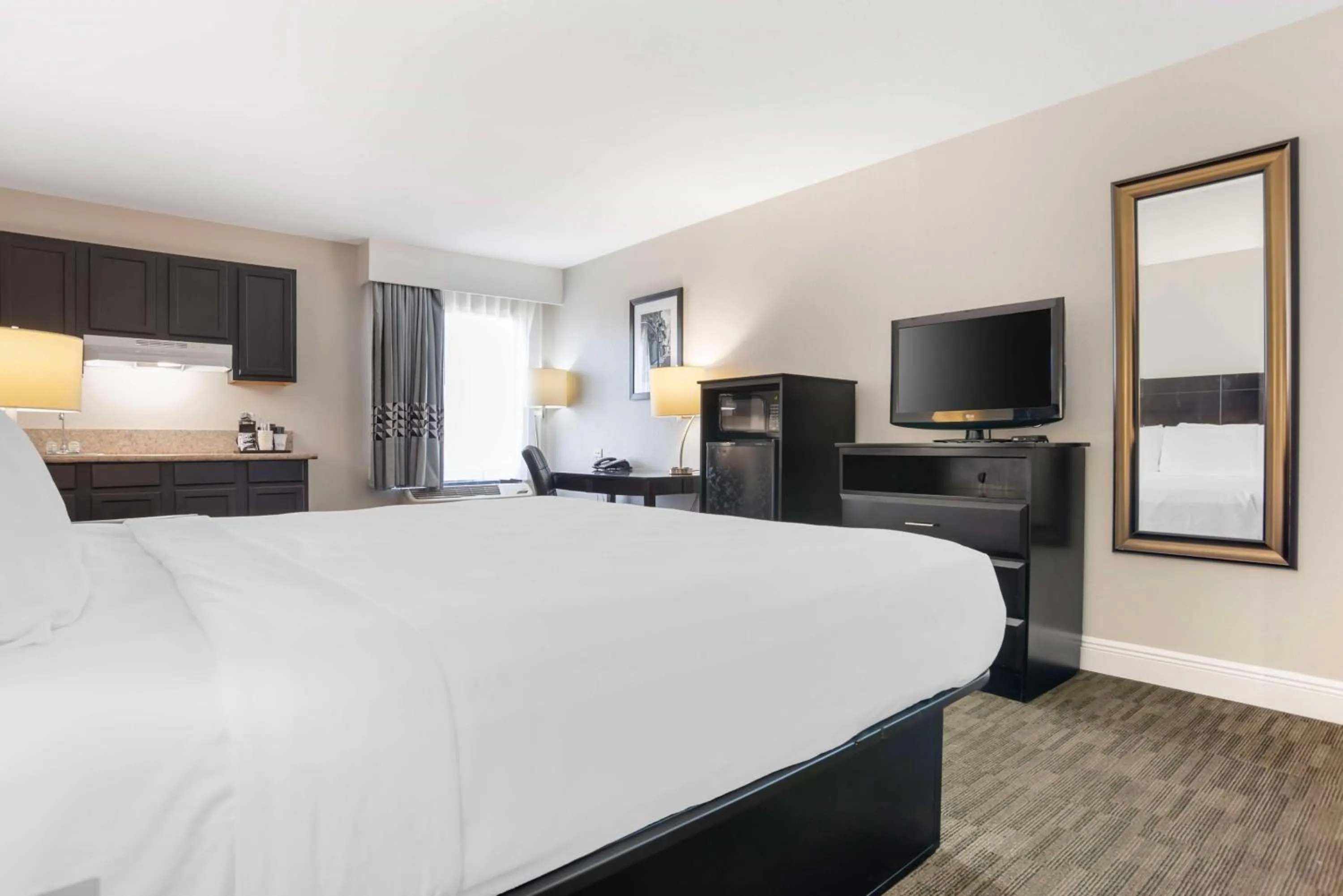 Bedroom, Bed in Best Western Bayou Inn