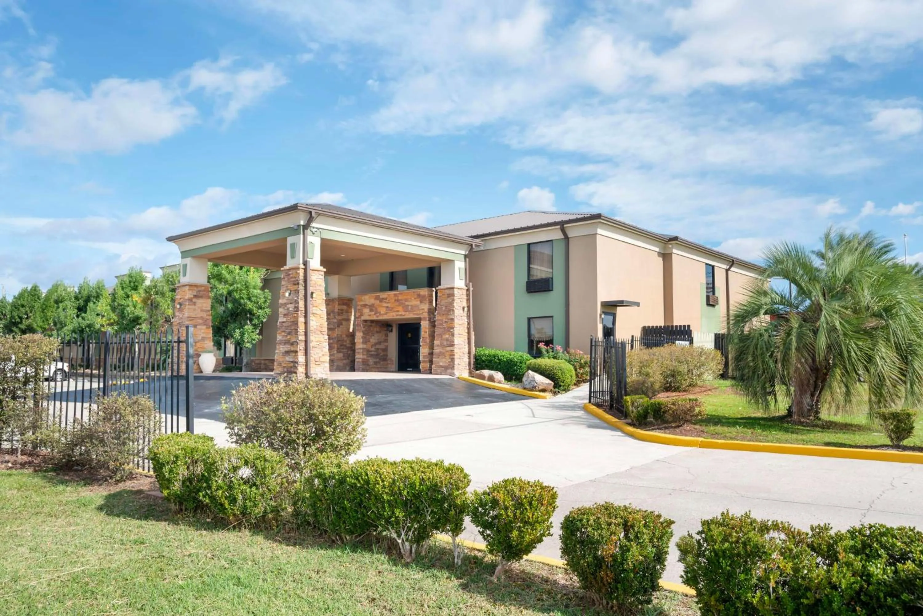 Property building in Best Western Bayou Inn
