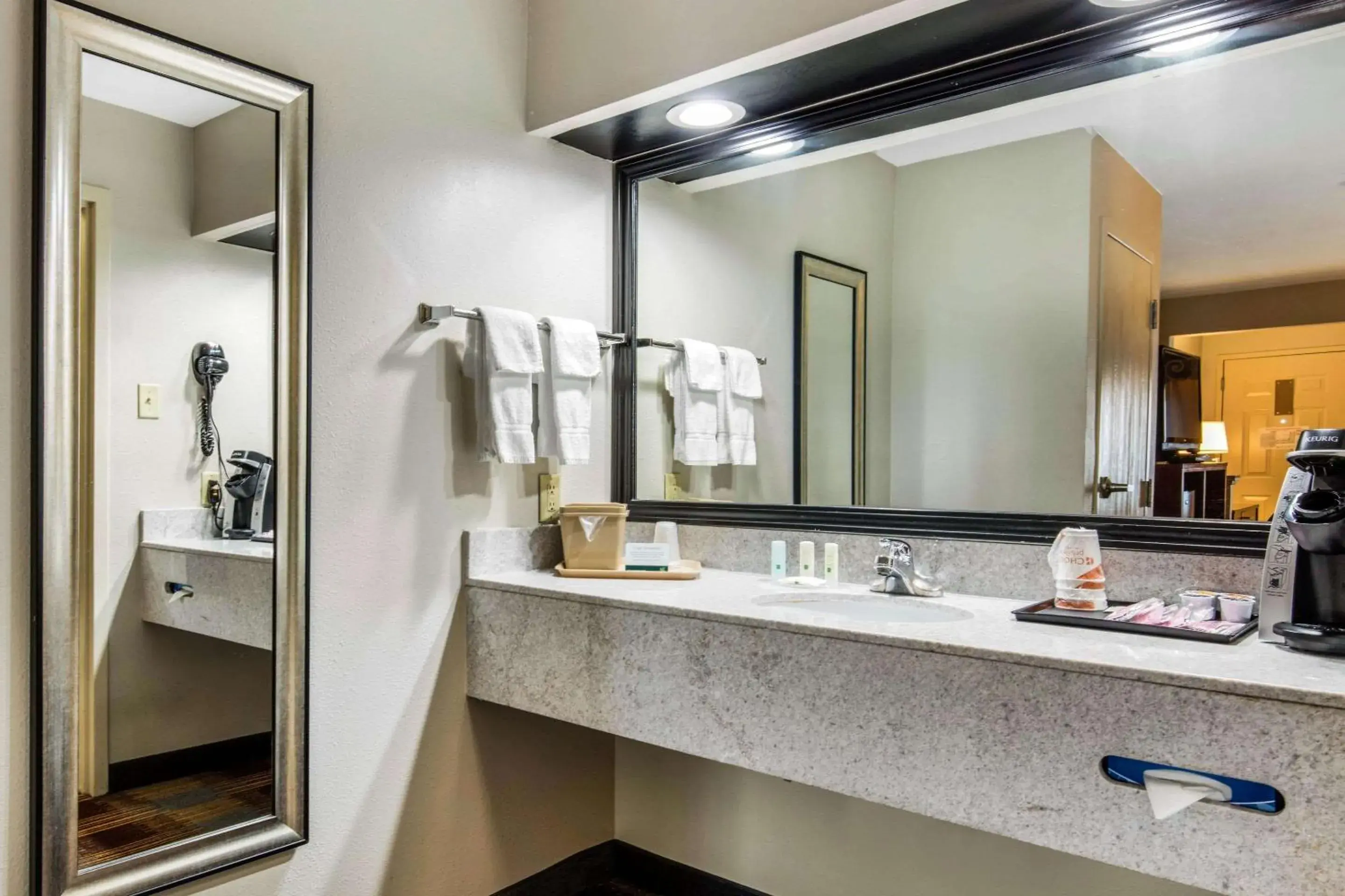 Queen Room with Two Queen Beds - Smoking in Quality Inn Memphis Airport Queen Room with Two Queen Beds - Smoking in Quality Inn Memphis Airport