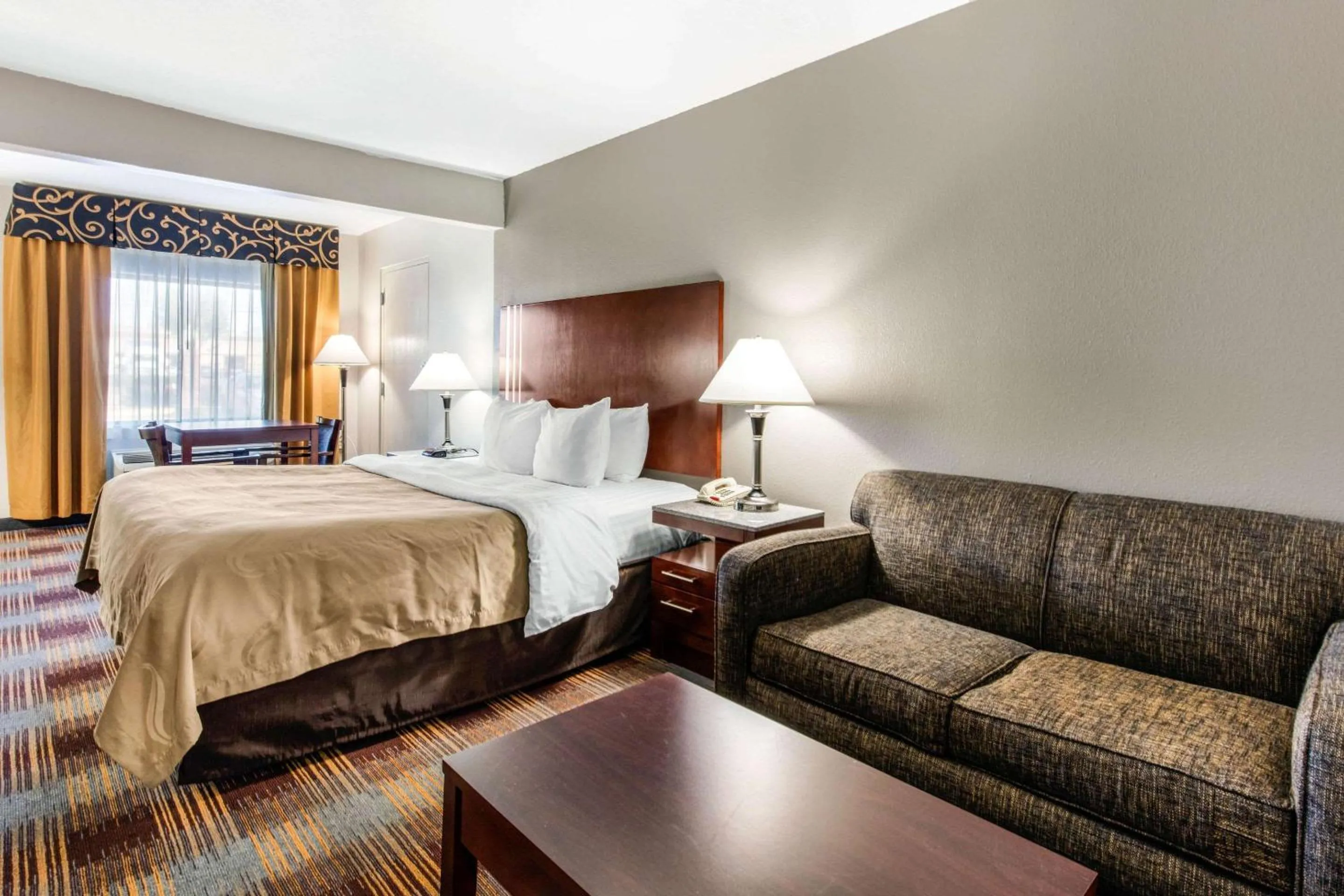 Photo of the whole room, Bed in Quality Inn Memphis Airport