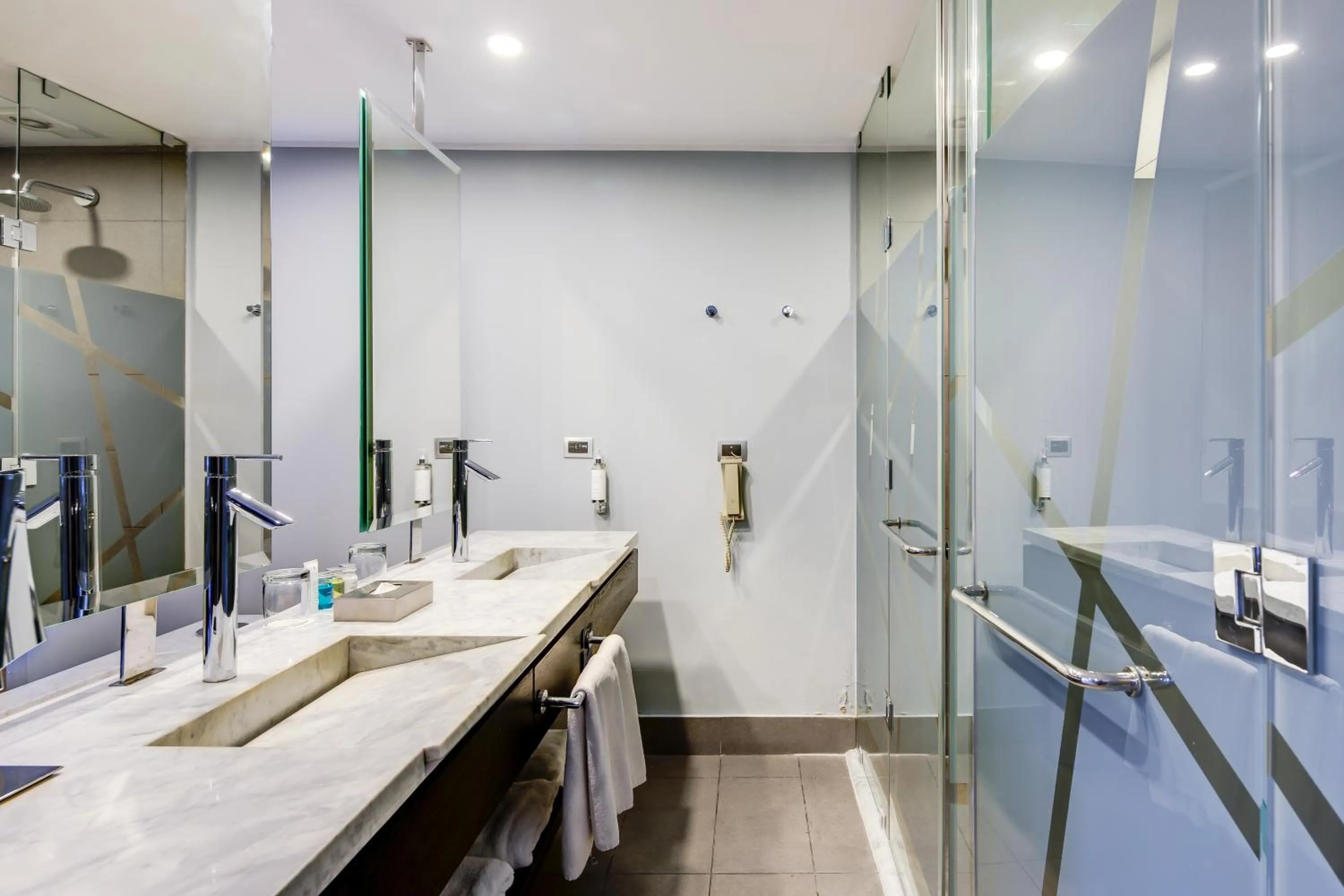 Shower in Wyndham Santiago Pettra