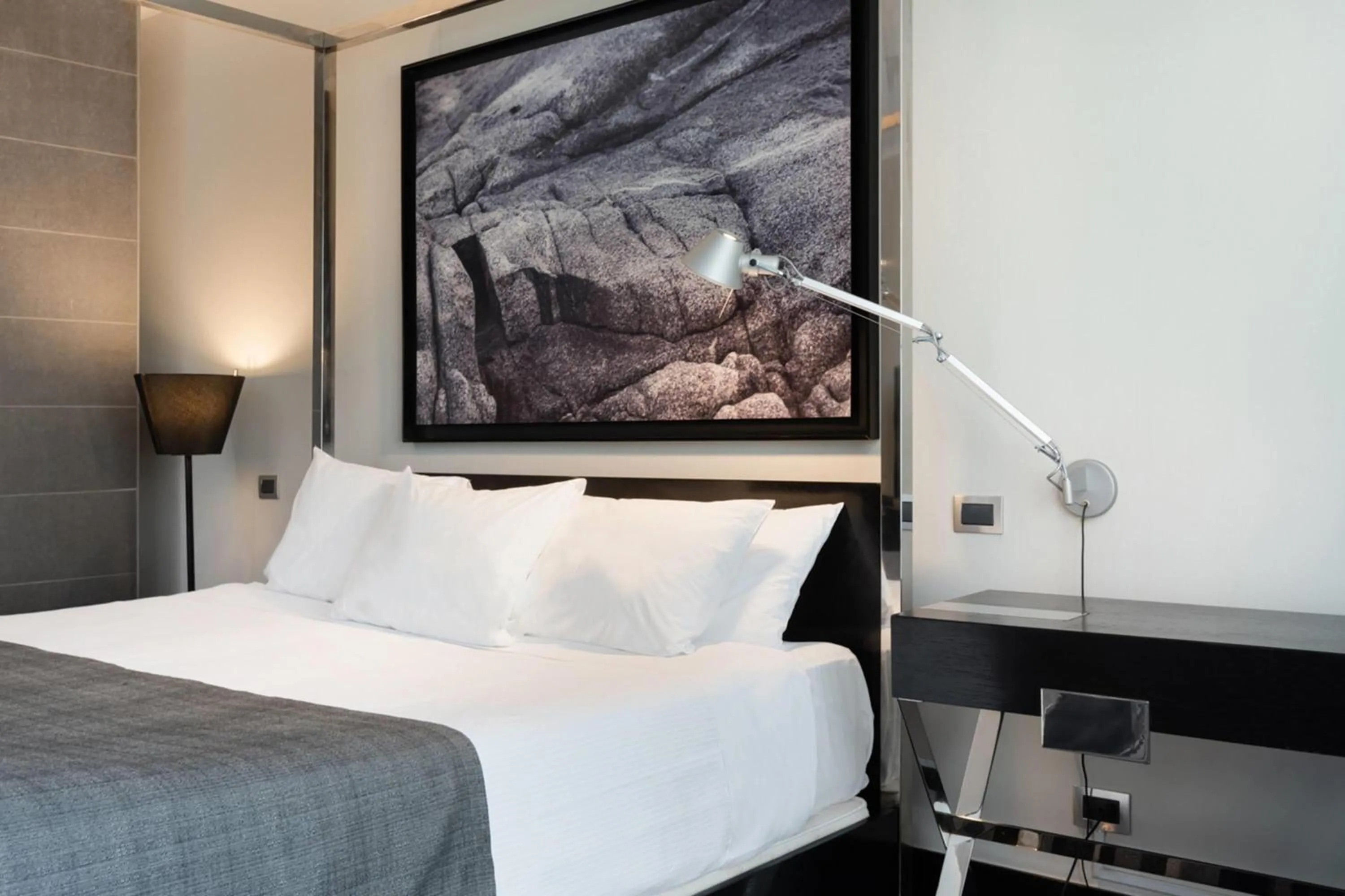 Photo of the whole room, Bed in Wyndham Santiago Pettra