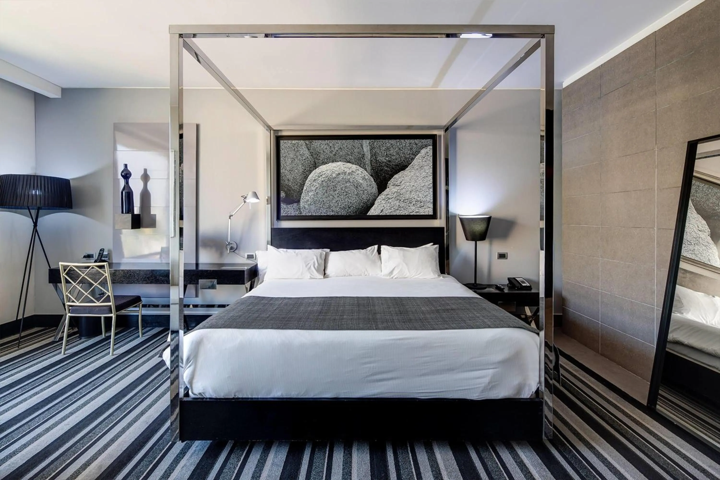 Photo of the whole room, Bed in Wyndham Santiago Pettra