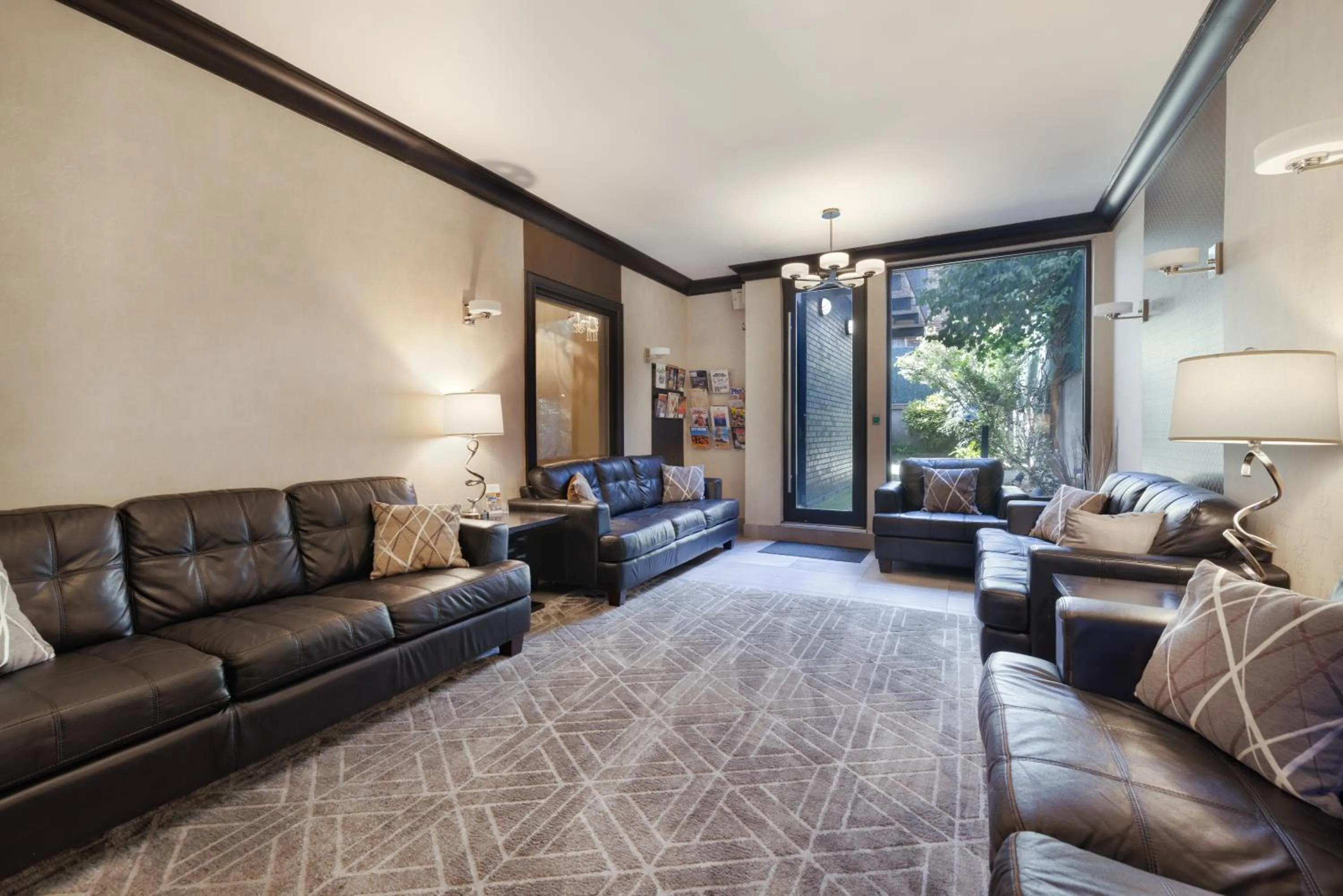 Communal lounge/ TV room in Aura Hotel Brooklyn