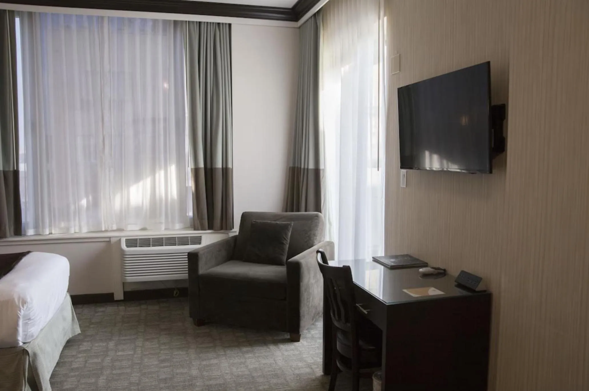 TV and multimedia in Aura Hotel Brooklyn