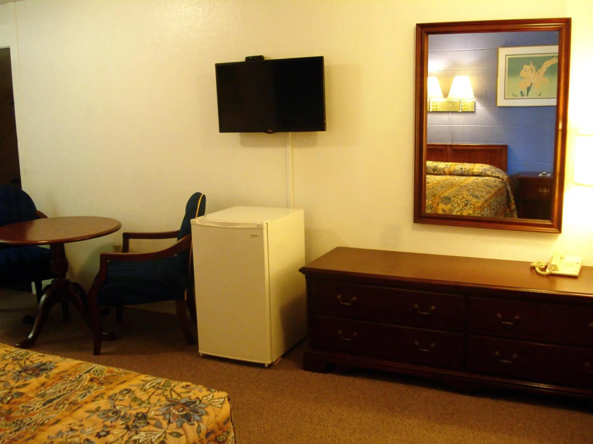 Photo of the whole room, Bed in GuestLodge