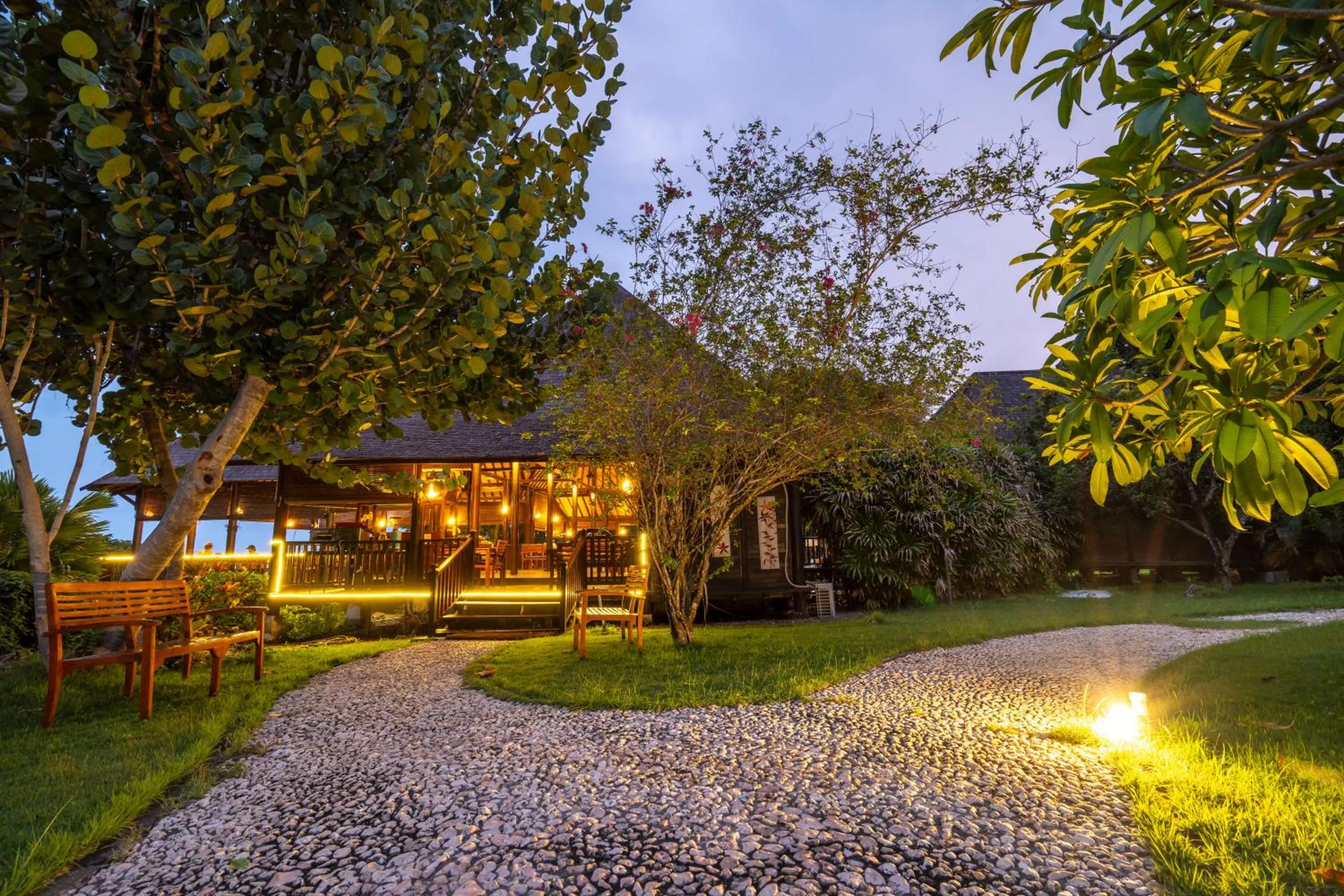 Restaurant/places to eat in Samawa Seaside Resort