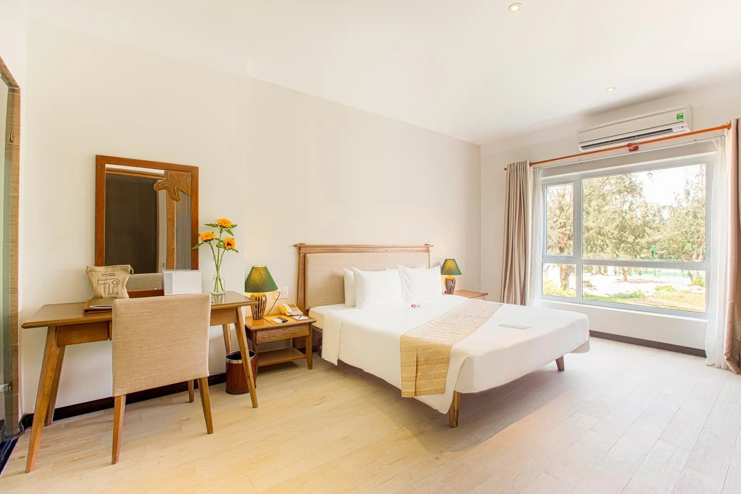 Photo of the whole room, Bed in Sandy Beach Non Nuoc Resort