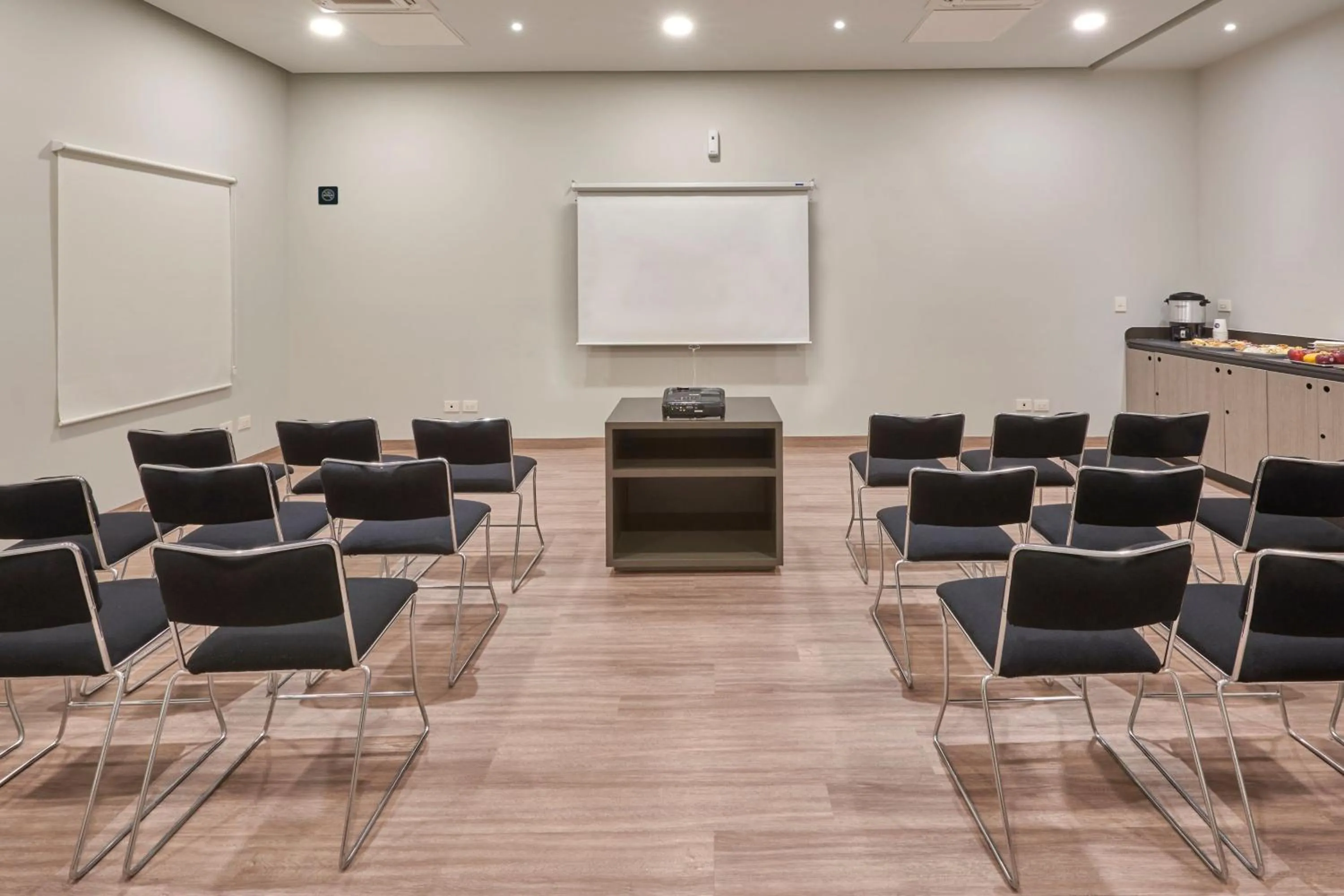 Meeting/conference room in City Express Junior by Marriott Leon Centro de Convenciones