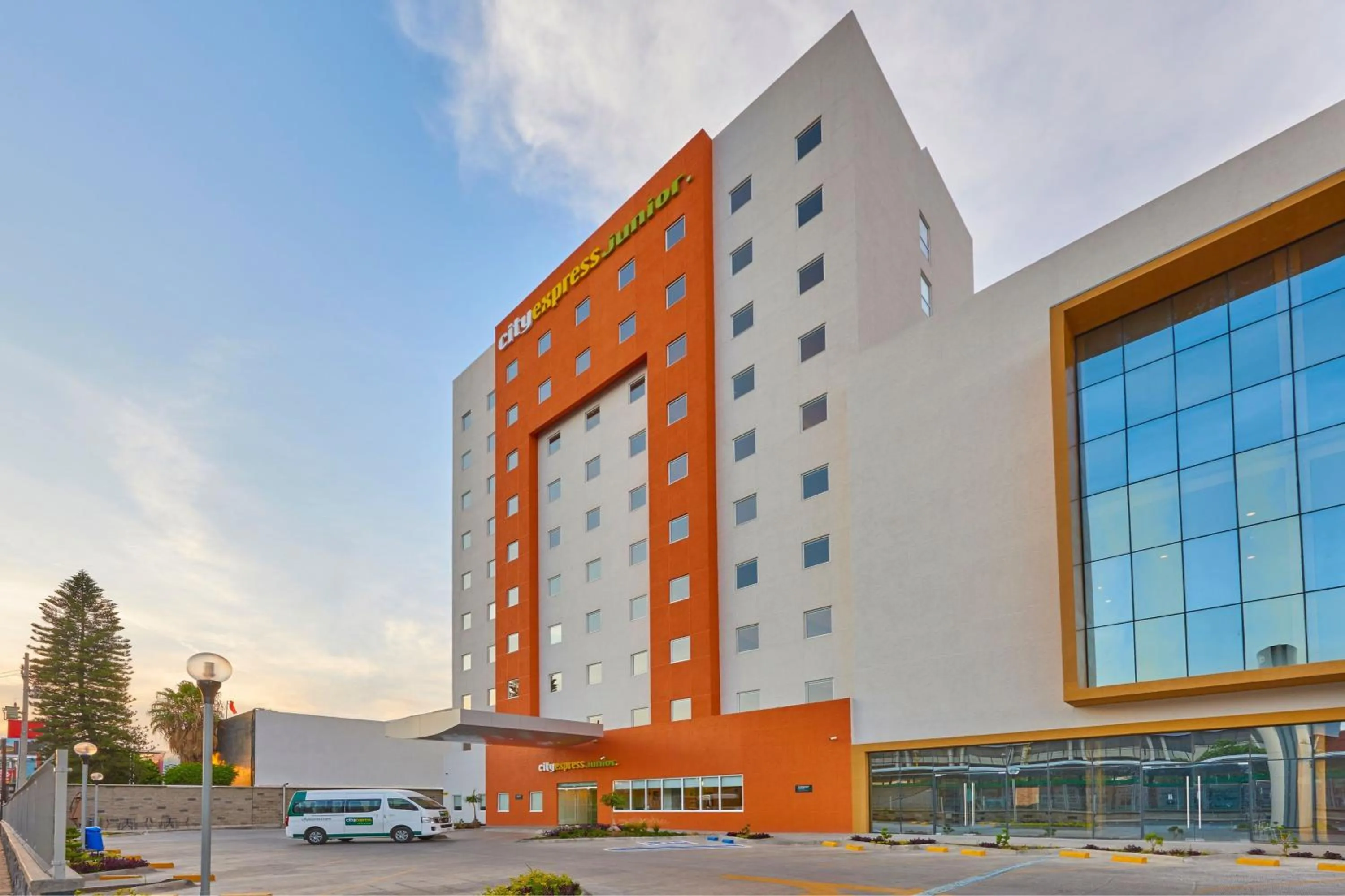 Property building in City Express Junior by Marriott Leon Centro de Convenciones