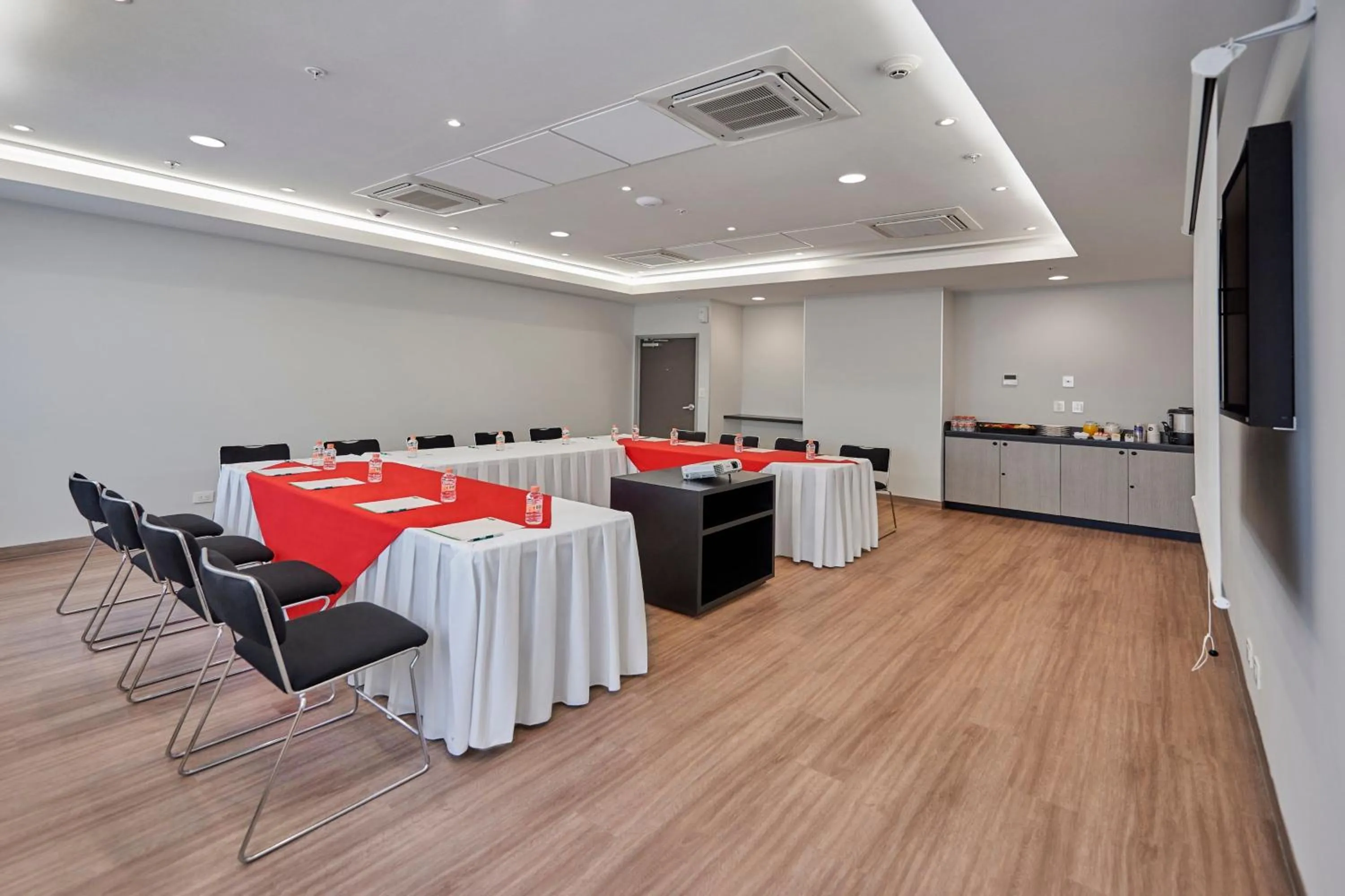 Meeting/conference room in City Express Junior by Marriott Leon Centro de Convenciones