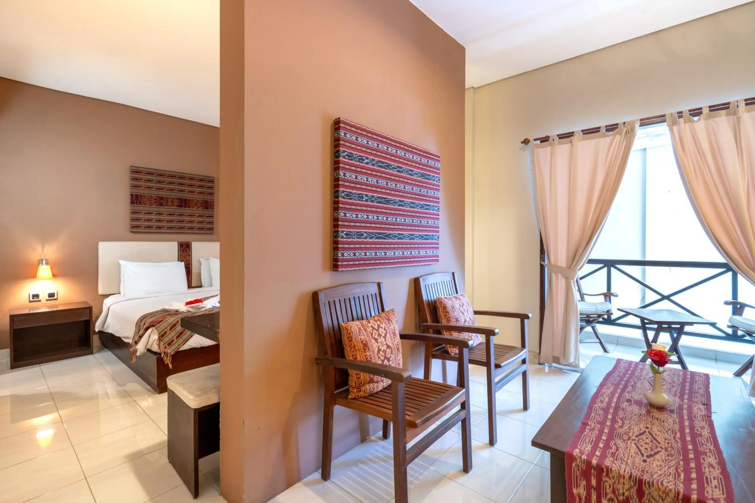Living room, Bed in Samawa Transit Hotel