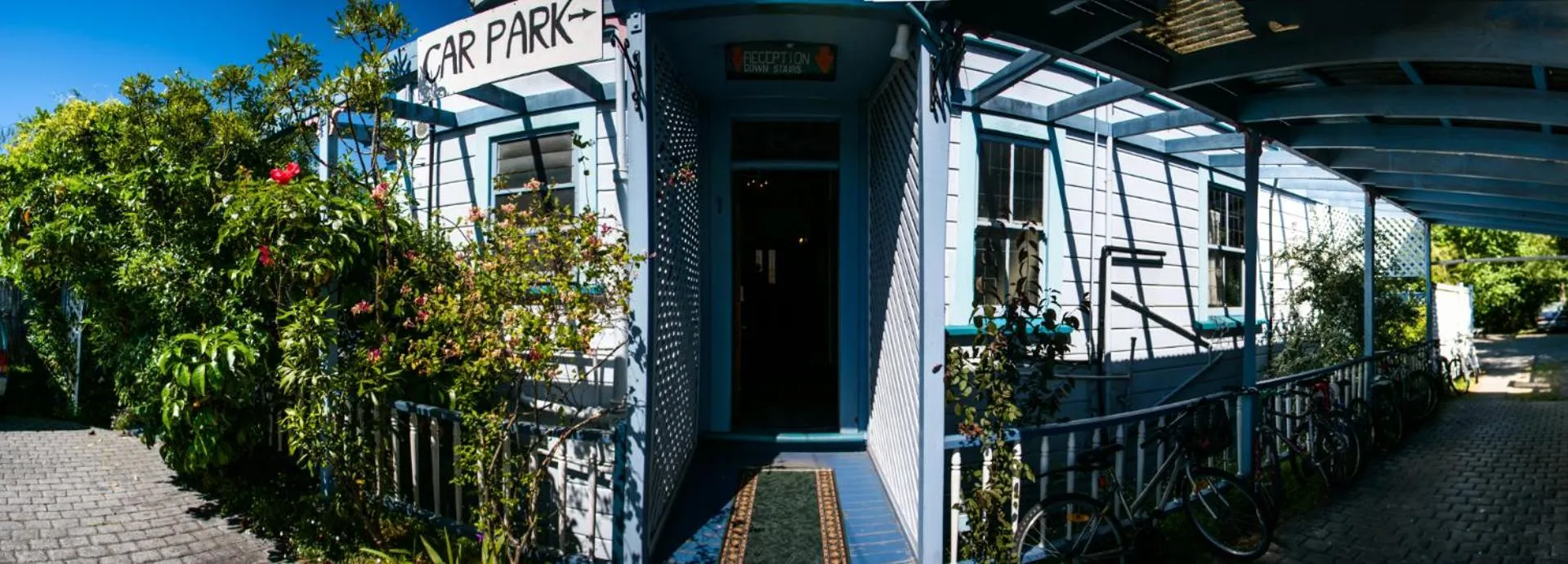 Facade/entrance in The Palace Backpackers