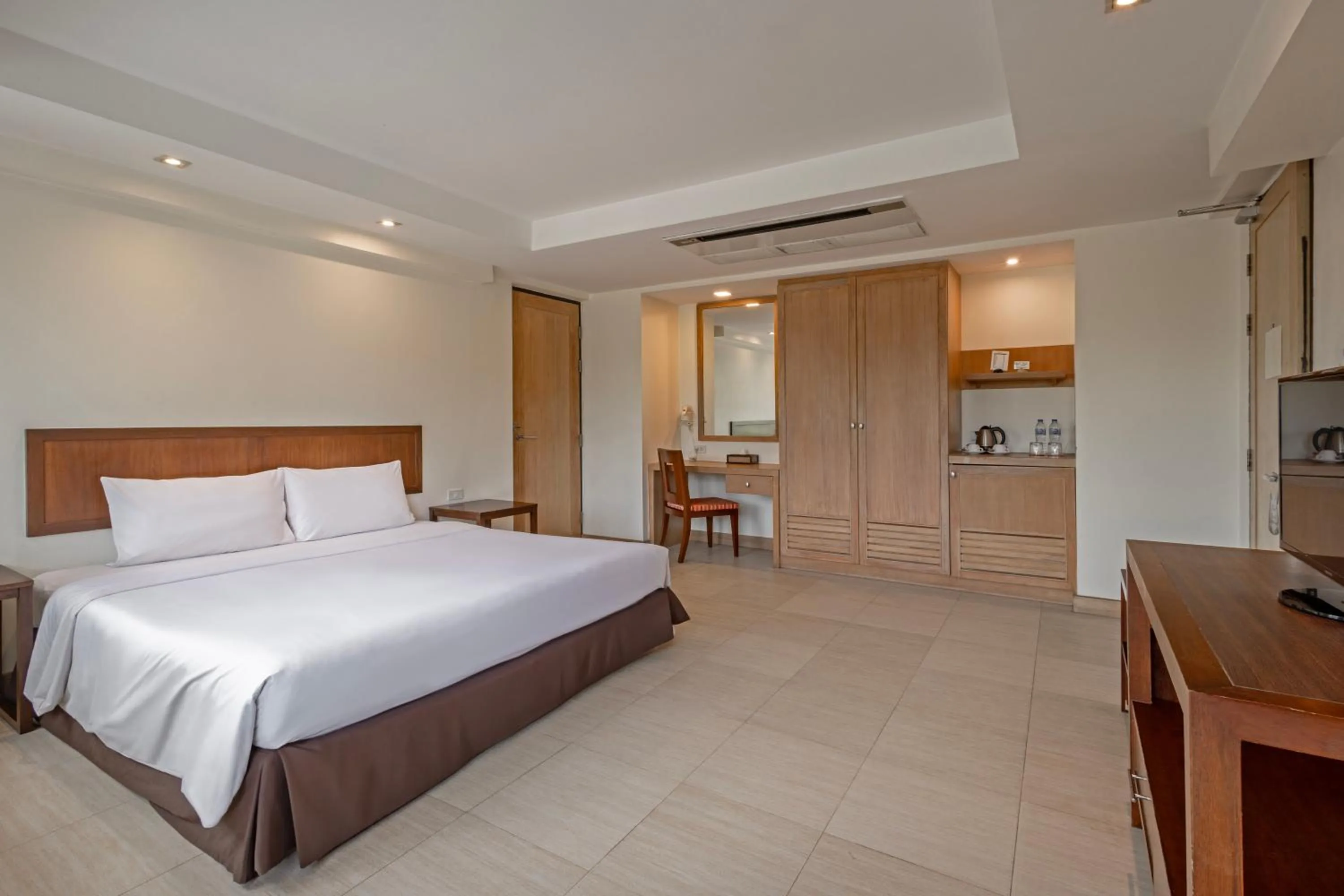 Bed in Hotel Tropicana Pattaya