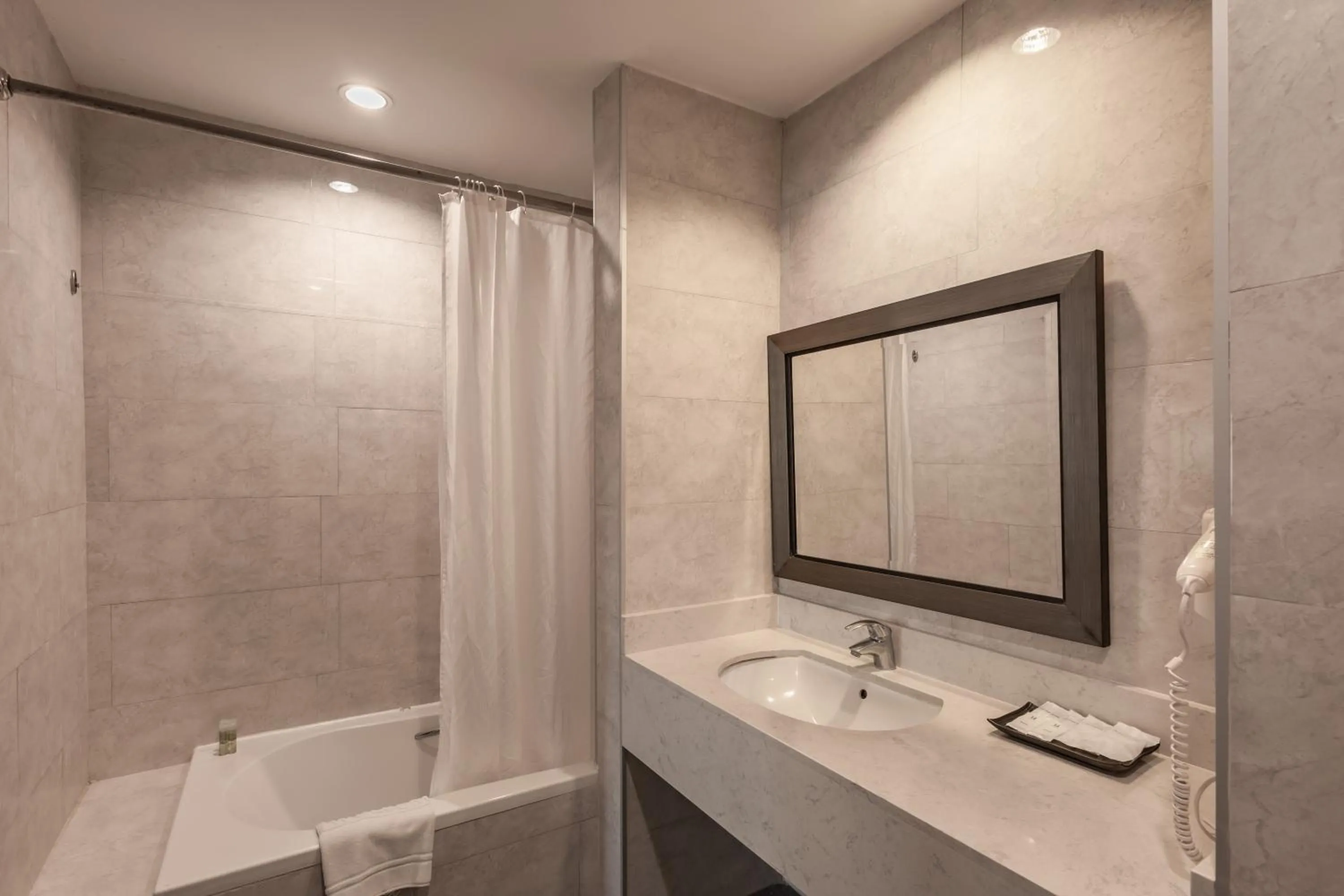 Bathroom in Hotel Tropicana Pattaya