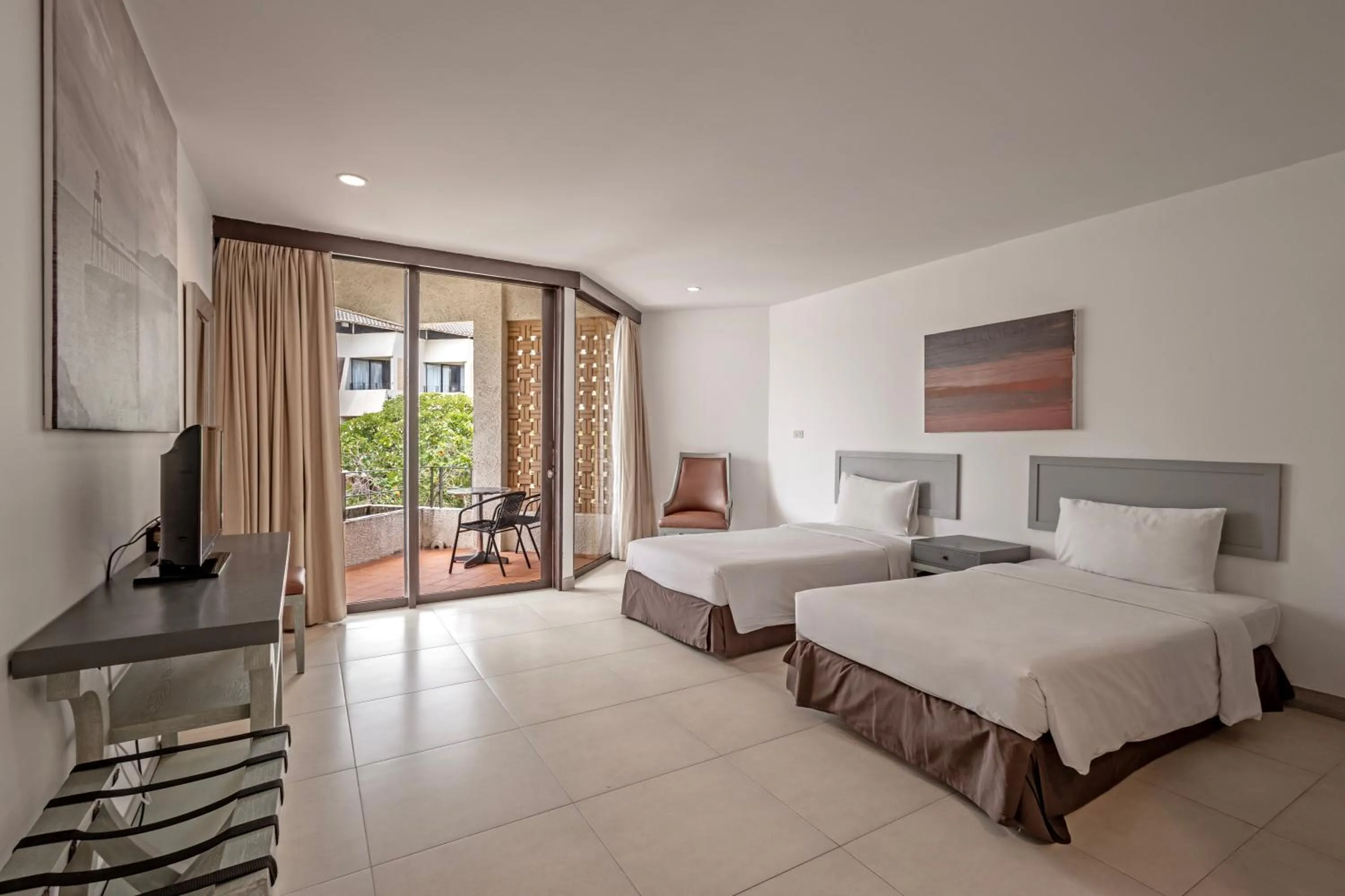 Bed in Hotel Tropicana Pattaya