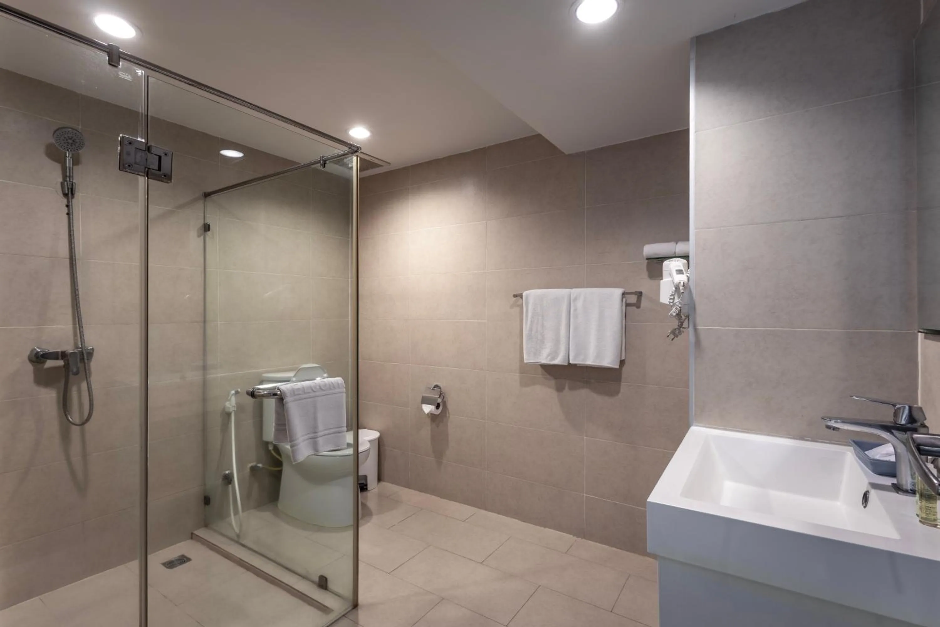 Shower in Hotel Tropicana Pattaya