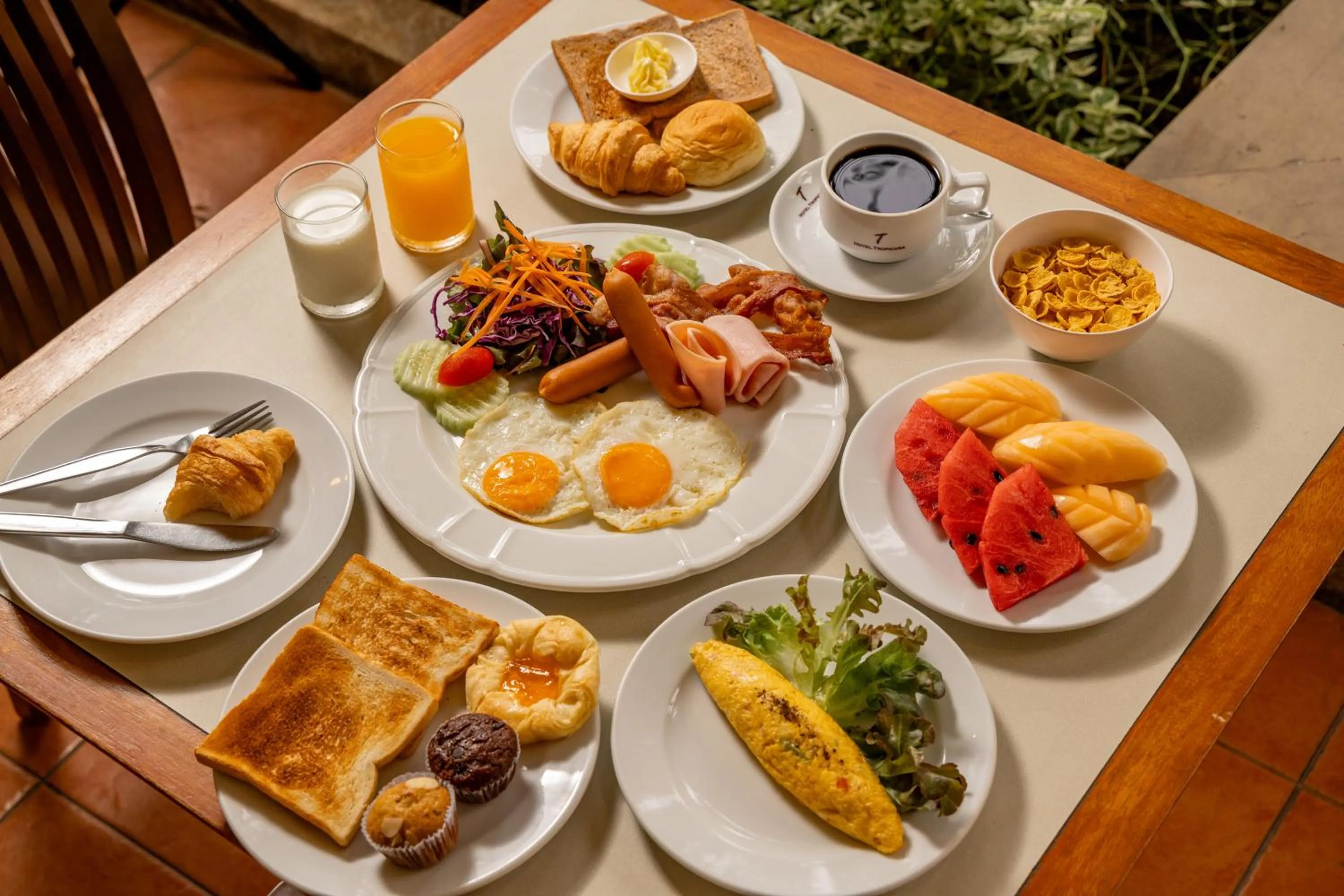 Food and drinks in Hotel Tropicana Pattaya