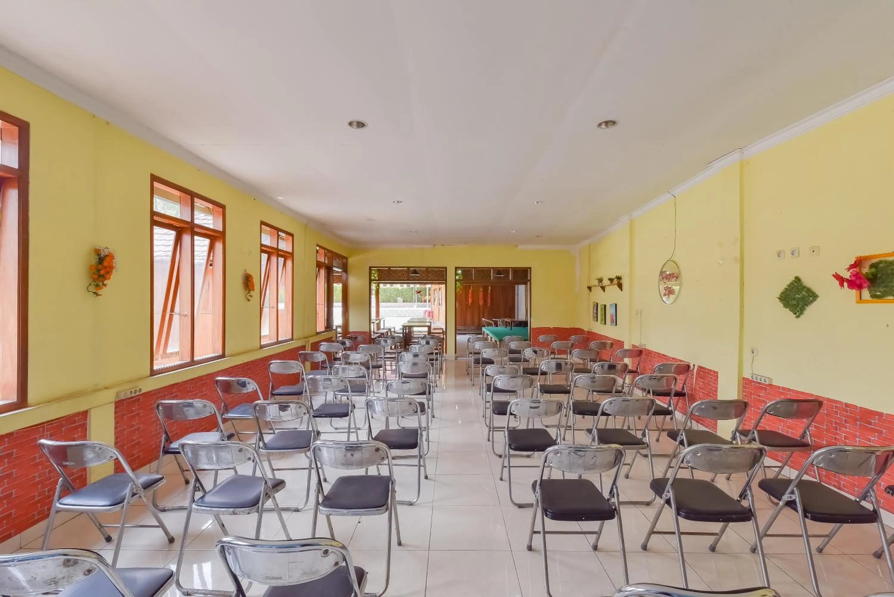 Seating area in RedDoorz At Pondok Winagung Ciwidey