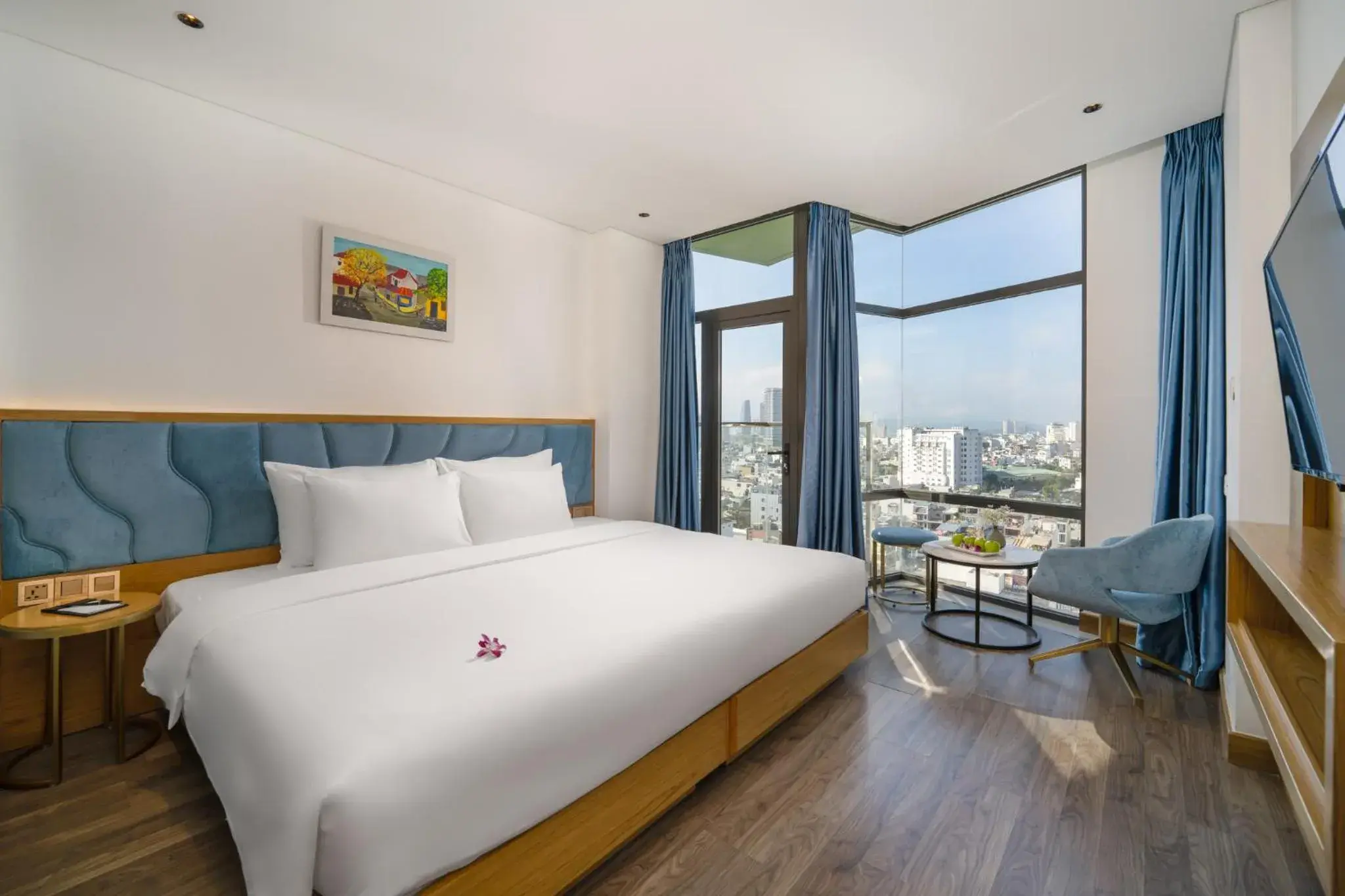 Premier Deluxe Double Room with Balcony and Bath Tub in San Marino Boutique Danang Premier Deluxe Double Room with Balcony and Bath Tub in San Marino Boutique Danang