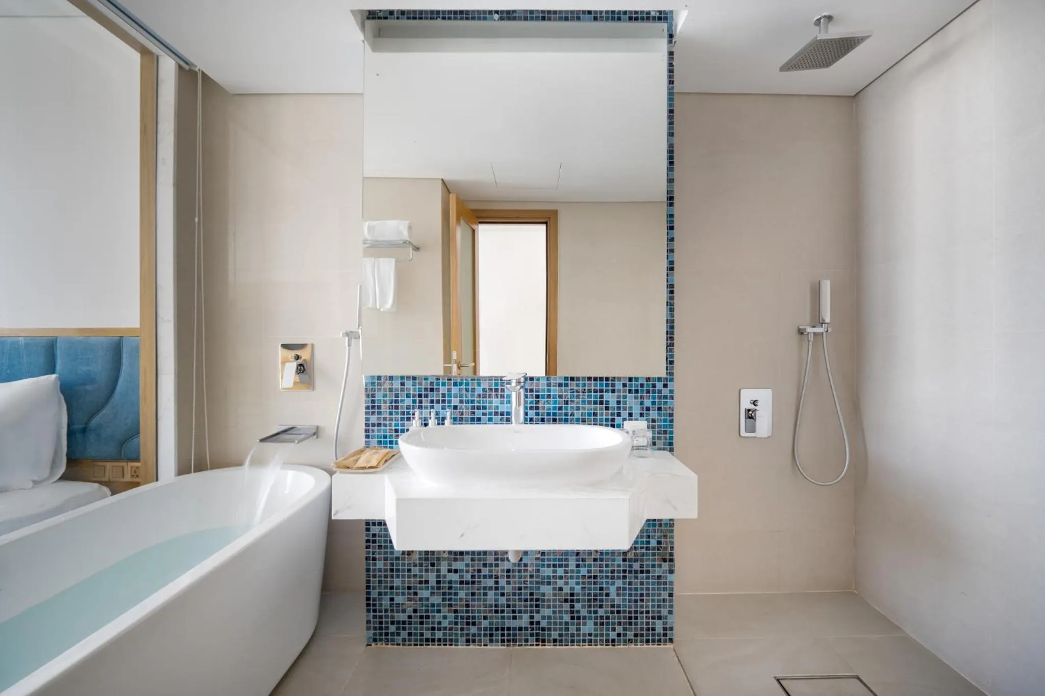 Bathroom, Bed in San Marino Boutique Danang - 10 mins to Dragon Bridge & 15 mins to My Khe Beach