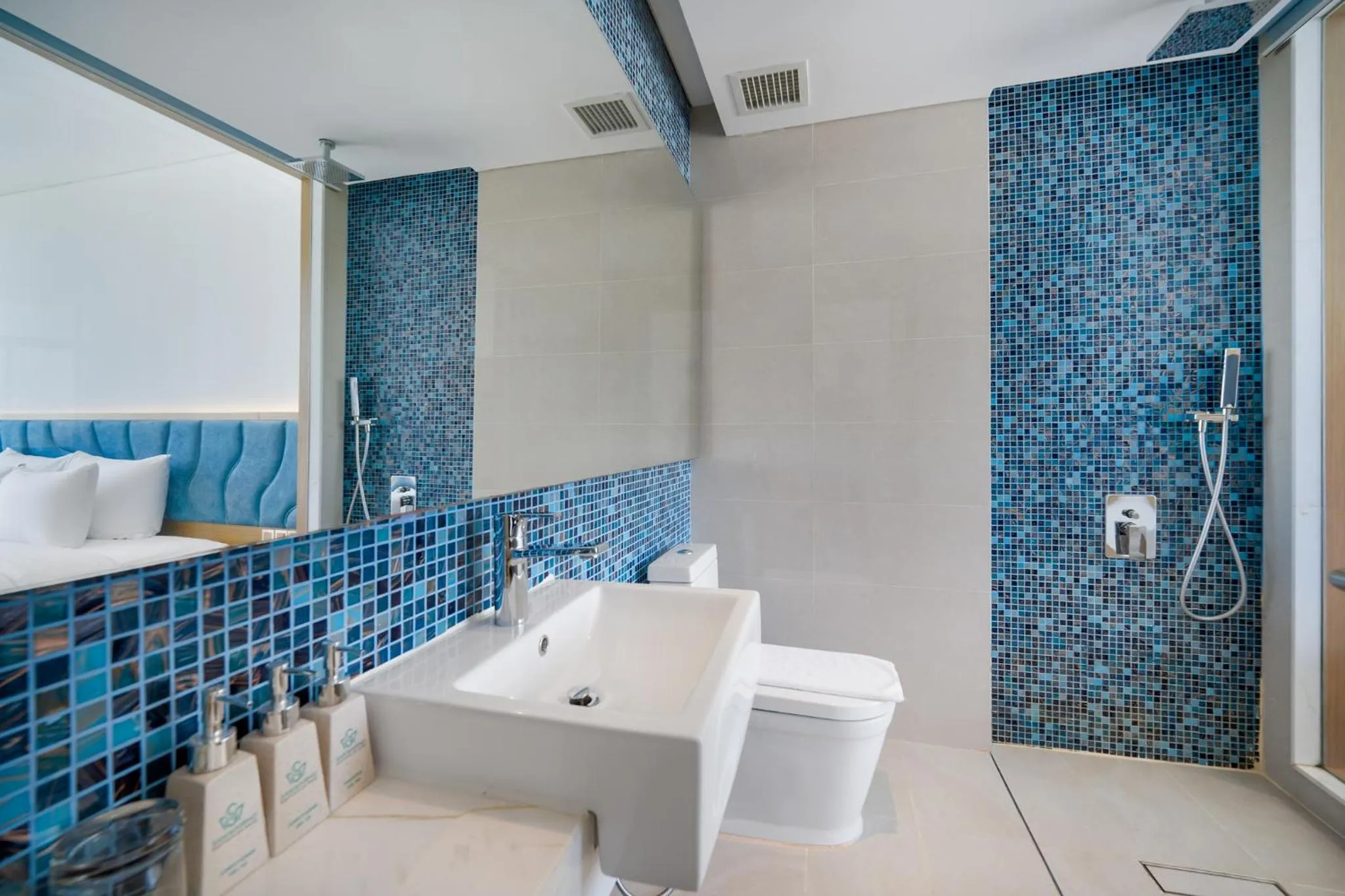 Bathroom in San Marino Boutique Danang - 10 mins to Dragon Bridge & 15 mins to My Khe Beach
