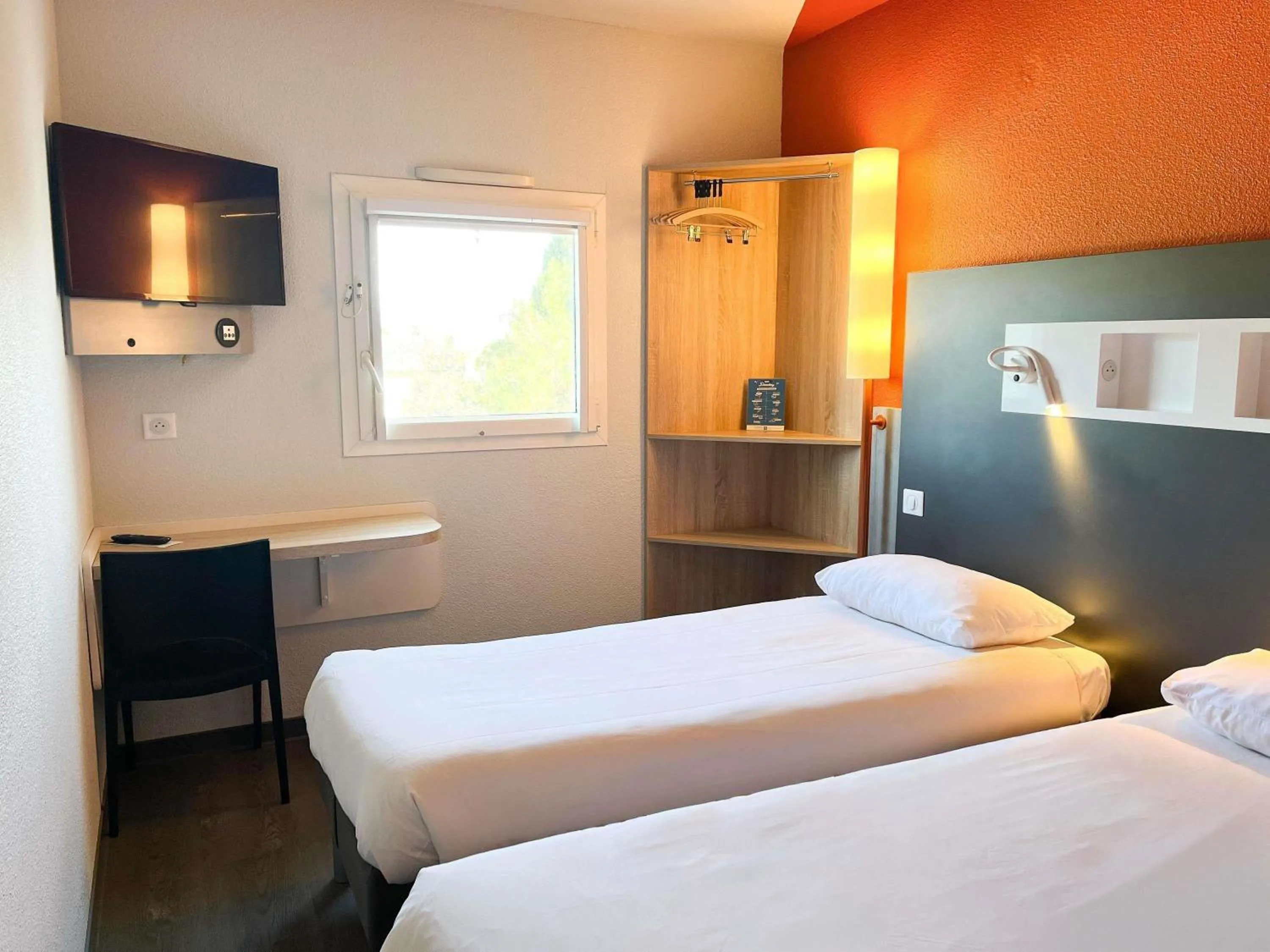 Bedroom, Bed in ibis budget Carcassonne La Cité